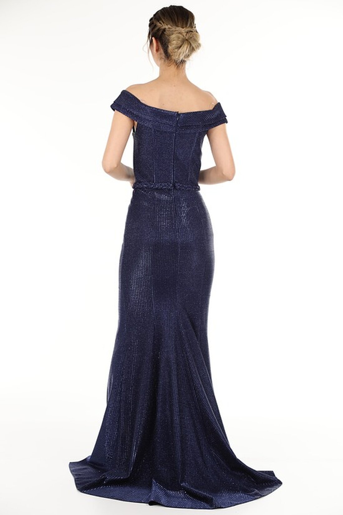 Gemäß einem Bericht von www.boerse-online.de, hat der Bundesfinanzhof (BFH) kürzlich seine bisherige Rechtsprechung geändert, was zu neuen Spar- und Gestaltungsmöglichkeiten für Erbengemeinschaften im Zusammenhang mit Immobilienverkäufen führt. Die Entscheidung des BFH, dass auf realisierte Veräußerungsgewinne bei Immobilien aus dem Nachlass keiner Einkommensteuer fällig ist, bietet nach Meinung von Steuerexperten innerhalb von Familien neue Sparmodelle. Durch die Möglichkeit der „nicht steuerbaren“ Veräußerung von Anteilen an einer Erbengemeinschaft kann die zehnjährige Spekulationsfrist umgangen werden, wenn Immobilien innerhalb der Familie vererbt werden sollen. Diese Gerichtsentscheidung hat potenziell weitreichende Auswirkungen auf den Immobilienmarkt und die Finanzbranche. Erbengemeinschaften könnten verstärkt dazu übergehen, Immobilien zu vererben …