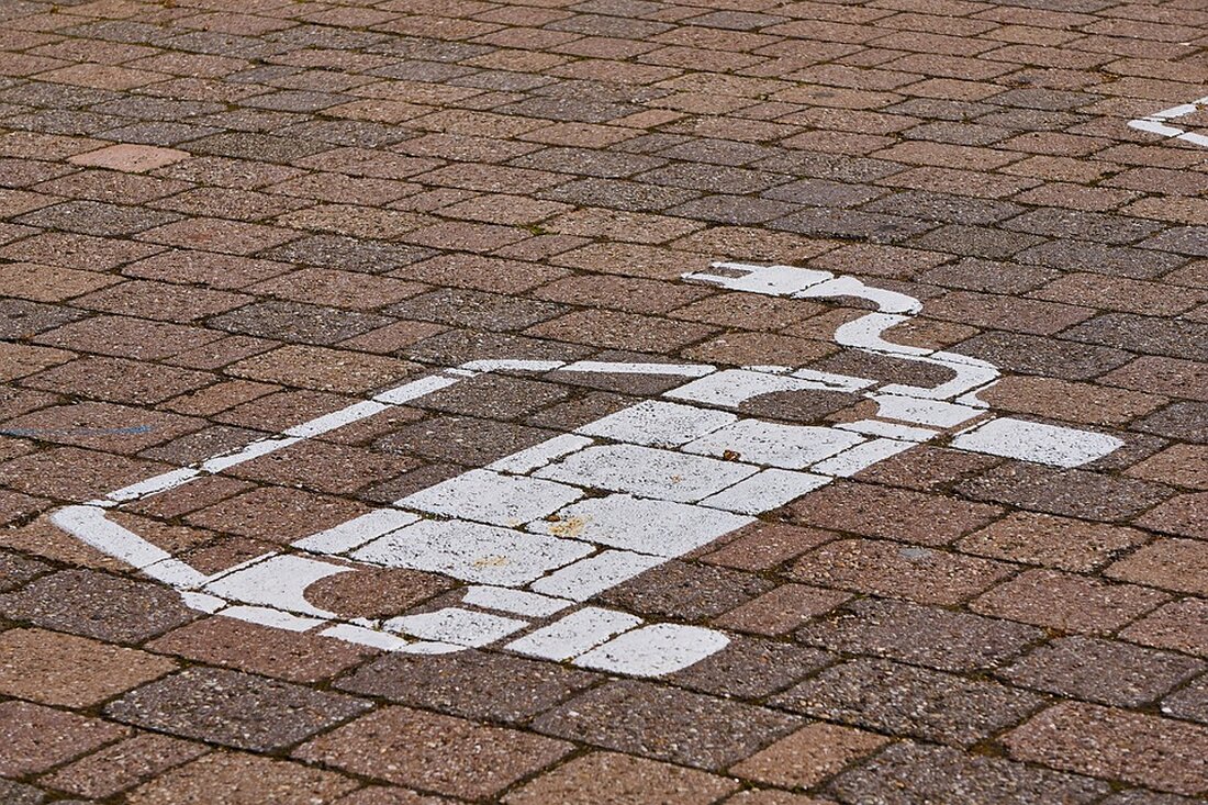 Gemäß einem Bericht von www.finanznachrichten.de hat die Elektromobilität die Kursfantasien vieler Unternehmen beflügelt, jedoch haben nicht alle Unternehmen Erfolgsgeschichten zu verzeichnen. Die Branche schreibt nicht nur Erfolgsgeschichten, wie das Beispiel einer Handvoll Aktien zeigt. Unternehmen der Autobranche, wie Tesla und Rivian, mussten sich in den vergangenen Jahren mit dem E-Auto-Pionier Tesla messen lassen, sei es bei der Marge, bei den Absatzzahlen oder beim Aktienkurs. Im Jahr 2023 hat die Tesla-Aktie ein Jahresplus von 133 Prozent verzeichnet. Doch nicht alle Unternehmen konnten von diesem Trend profitieren. Einige E-Auto-Aktien sind in diesem Jahr regelrecht gefloppt. Die Ursachen für dieses Scheitern können vielfältig &hellip;