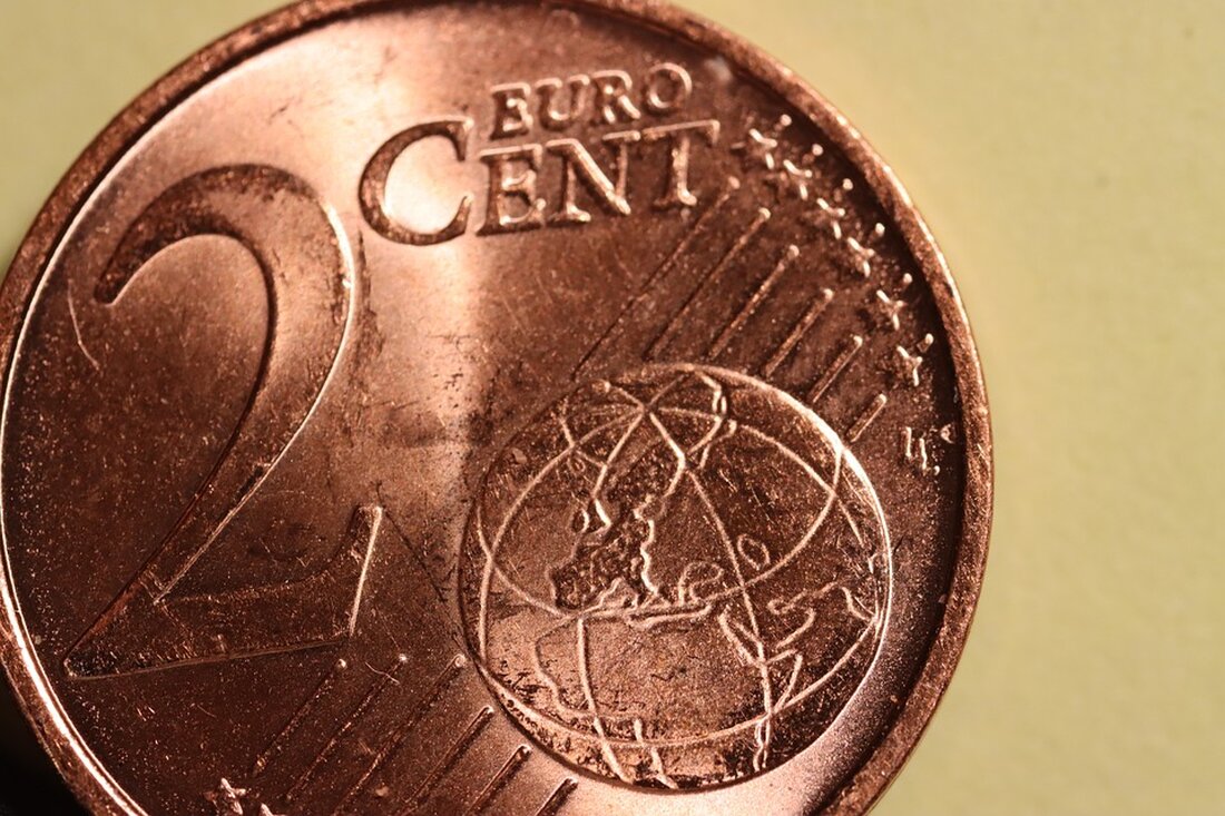 Gemäß einem Bericht von RND, stehen viele Menschen dem E-Scooter skeptisch gegenüber und befürchten Unfälle sowie Regelverstöße. Einige Experten fordern daher eine Versicherungspflicht für E-Scooter, um im Schadensfall abgesichert zu sein. Außerdem wird diskutiert, ob ein Führerschein oder eine Fahrerlaubnis für E-Scooter notwendig sein sollte. Als Wirtschaftsexperte betrachte ich die möglichen Auswirkungen einer Versicherungspflicht für E-Scooter. Die Einführung einer solchen Versicherungspflicht könnte zu höheren Kosten für die Nutzer führen, da sie zusätzlich zur Anschaffung des E-Scooters auch eine Versicherung abschließen müssten. Dies könnte potenzielle Käufer abschrecken und sich negativ auf den Absatzmarkt für E-Scooter auswirken. Darüber hinaus könnte eine Versicherungspflicht …