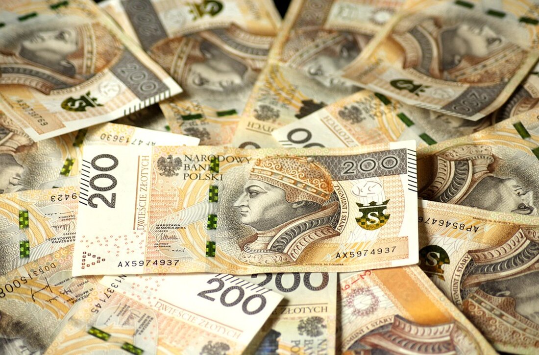 Gemäß einem Bericht von www.capital.de, steigen die jährlichen Beiträge für Wohngebäudeversicherungen ab 2024 um 7,5 Prozent. Dies führt zu höheren Kosten für Versicherte, obwohl kein automatisches Sonderkündigungsrecht besteht. Dieser Preisanstieg ergibt sich aus steigenden Handwerkerkosten und Materialkosten, die von Wohngebäudeversicherern in ihre Beitragsberechnungen einfließen. Laut dem Gesamtverband der Deutschen Versicherungswirtschaft (GDV) ist dies der zweithöchste Preisanstieg der letzten zehn Jahre. Die Anpassung des Anpassungsfaktors auf 7,5 Prozent ist notwendig, um dem steigenden Baupreisen und Tariflohnpreisen für das Baugewerbe Rechnung zu tragen, aber dennoch bedeutet dies eine zusätzliche finanzielle Belastung für die Versicherten. Rechenbeispiele zeigen, dass ein 230 Quadratmeter großes Mehrfamilienhaus &hellip;