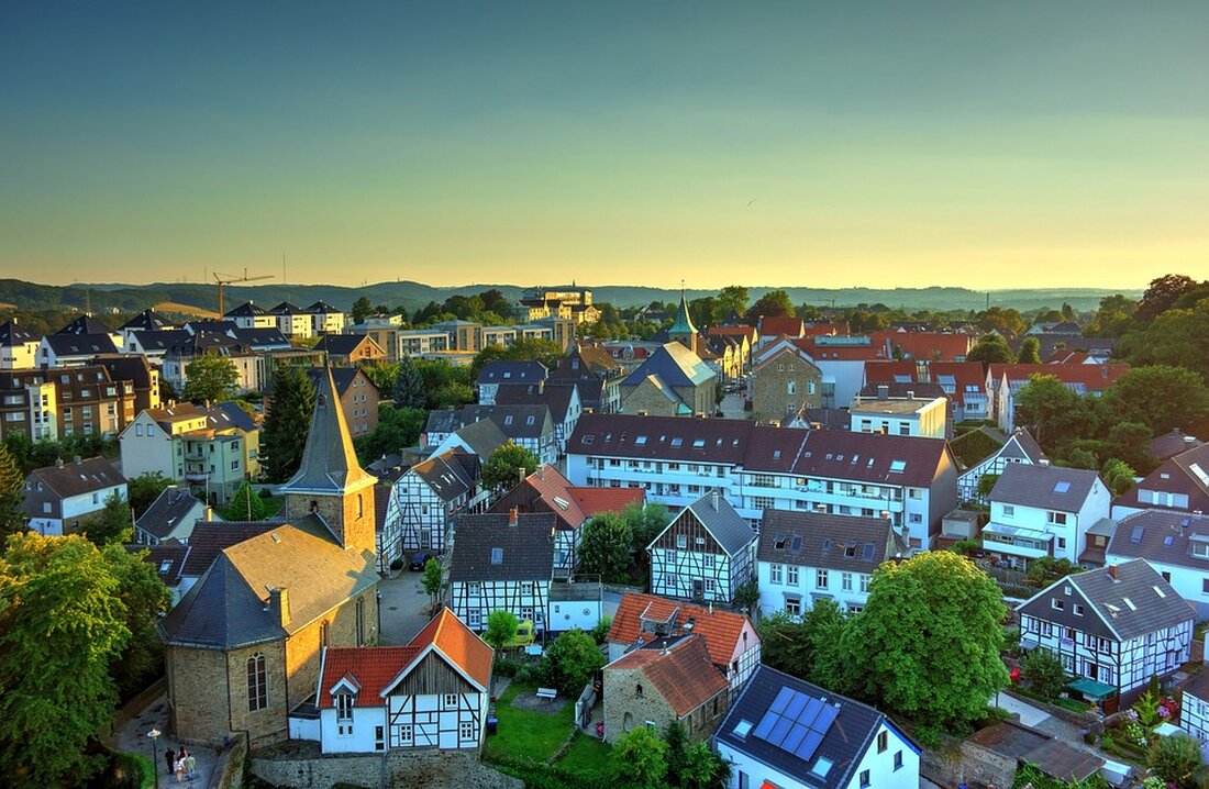 Gemäß einem Bericht von www.waz.de hat die Stadtpfarrei in Hattingen einen Käufer für die denkmalgeschützte Kirche St. Engelbert in Bonsfeld gefunden. Der Käufer, Epnjojd Tdipm{fo, aus Xvqqfsubm, plant die Immobilie umzugestalten, um sie selbst als Wohnraum zu nutzen und andere Nutzer, wie zum Beispiel Investoren, für das Gebäude zu gewinnen. Der 42-jährige Tdipm{fo hat bereits Erfahrung auf dem Immobilienmarkt gesammelt und hat bereits erfolgreich umfangreiche Restaurierungsprojekte durchgeführt. Tdipm{fo plant, das gesamte Gebäude neu zu gestalten, um den historischen Charme zu bewahren und gleichzeitig zeitgemäße und moderne Aspekte zu integrieren. Sein langfristiges Ziel ist es, die Kirche in ein Mehrfamilienhaus oder …