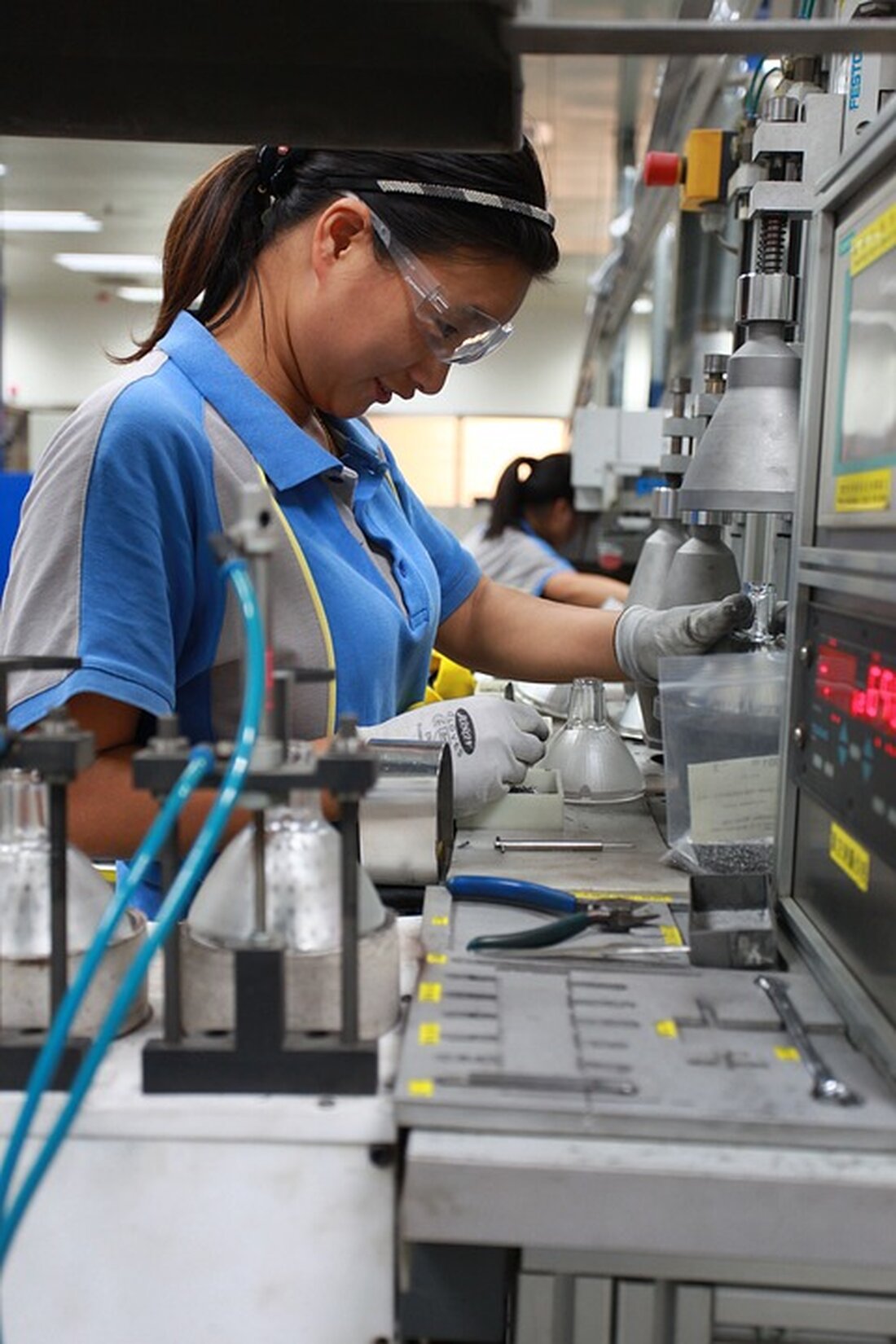 Gemäß einem Bericht von www.mdr.de, besteht die Gefahr, beim Onlineshopping Fake-Shops zum Opfer zu fallen. Diese Locken Verbraucher mit scheinbar günstigen Angeboten und nutzen oft Vorabüberweisungen oder Kreditkarten als einzige Zahlungsmöglichkeit. Die Verbraucherzentrale bietet nun ein Tool an, mit dem verdächtige Internetseiten überprüft werden können. Des Weiteren raten Experten dazu, bei fragwürdigen Online-Shops Bewertungsportale zu befragen sowie Preise und Produkte zu vergleichen. Fake-Shops spielen mit der Angst der Käufer, einmalige Angebote zu verpassen &#8211; nach dem Motto &#8222;Geiz ist geil&#8220;. Wer ein Schnäppchen wittert, schaltet gerne unbewusst ein paar Kontrollmechanismen beim Kauf aus. Umso wichtiger ist es, Anzeichen zu erkennen, &hellip;