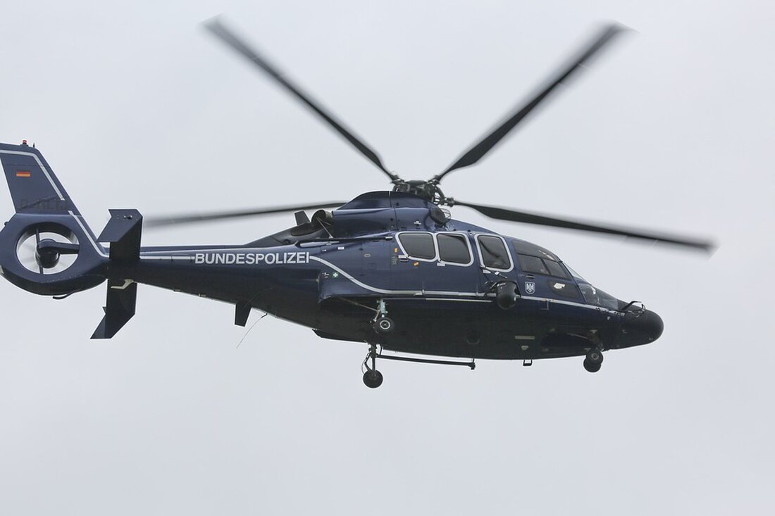 Zusammenfassung Die Bundespolizei hat an der Grenze neun ukrainische Staatsangehörige in einem Kleinbus aufgegriffen. Das Fahrzeug war überbesetzt, nicht haftpflichtversichert und die Insassen verfügten nicht über die notwendigen Reisedokumente. Der Fahrer erhielt Anzeigen wegen Verstoßes gegen das Pflichtversicherungsgesetz sowie versuchten Einschleusens von Ausländern unter lebensbedrohlichen Umständen. Analyse und Berechnung Aufgrund des Vorfalls mit dem überbesetzten, unversicherten Fahrzeug und den fehlenden Reisedokumenten könnte dies Auswirkungen auf den Markt für Kfz-Versicherungen und Personenbeförderung haben. Versicherungsunternehmen könnten strengere Maßnahmen zur Verhinderung von unversicherten Fahrzeugen ergreifen, was zu höheren Prämien für bestimmte Fahrzeugtypen oder Zielgruppen führen könnte. Darüber hinaus könnte dies zu einer verstärkten …