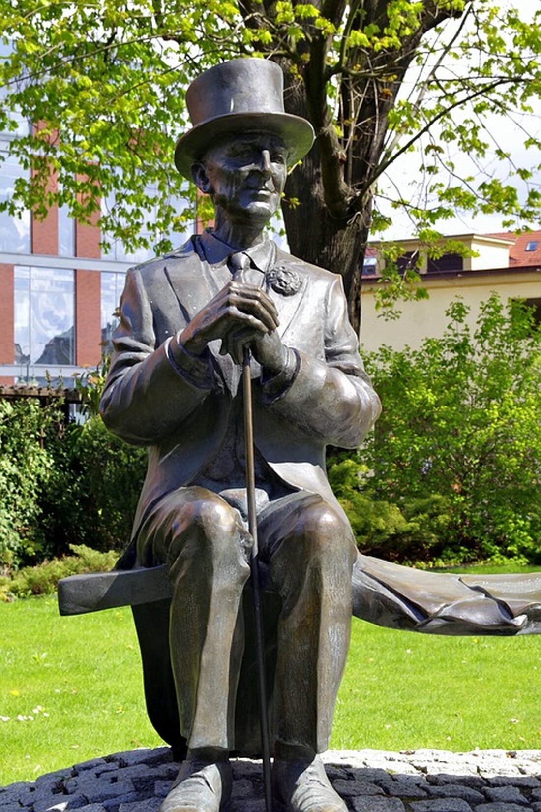 Gemäß einem Bericht von www.finanzen.net, hat Jeremy Grantham, ein bekannter Investor, im dritten Quartal 2023 weiterhin in Aktien investiert, obwohl er für seine pessimistische Einstellung bekannt ist. Grantham ist weiterhin aktiv im Marktgeschehen, obwohl er oft düstere Prognosen abgibt. Im dritten Quartal 2023 befanden sich im GMO-Depot von Granthams Investmentgesellschaft Wertpapiere im Gesamtwert von etwa 21,17 Milliarden US-Dollar. Die Investmentgesellschaft ist verpflichtet, vierteljährlich der US-Börsenaufsichtsbehörde Securities and Exchange Commission (SEC) Bericht über ihre Beteiligungen zu erstatten, da das verwaltete Vermögen weit über dem Grenzwert von 100 Millionen US-Dollar liegt. Im dritten Quartal nahm GMO bei bereits bestehenden Positionen Anpassungen vor, &hellip;