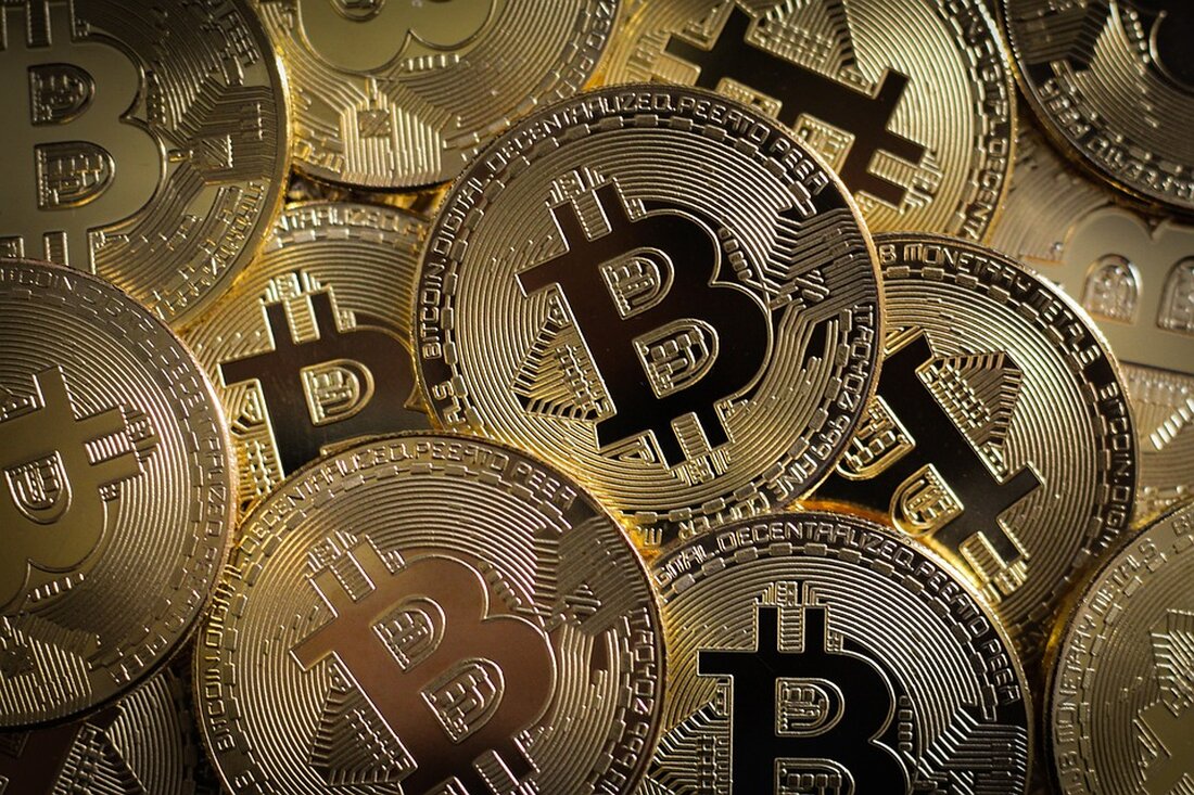 Gemäß einem Bericht von www.businessinsider.de, bewegt sich der Bitcoin-Markt weiterhin über 42.500 $. Trotz eines Kursverlusts von 3 % in den letzten sieben Tagen liegt die Rendite für das Jahr 2023 bei über 150 %. Die US-Börsenaufsicht SEC hat noch bis zum 10. Januar Zeit, um eine Entscheidung über den Bitcoin-Spot-ETF zu treffen. Die Genehmigung eines solchen ETFs könnte institutionelles Kapital in den Bitcoin lenken und somit den Markt beeinflussen. Die kurzfristigen Prognosen für den Bitcoin-Kurs sind gemischt. Einige Analysten rechnen mit einem drastischen Kursanstieg nach einer ETF-Genehmigung, während andere eine Seitwärtsbewegung erwarten. Der bekannte niederländische Top-Analyst Michael van de …