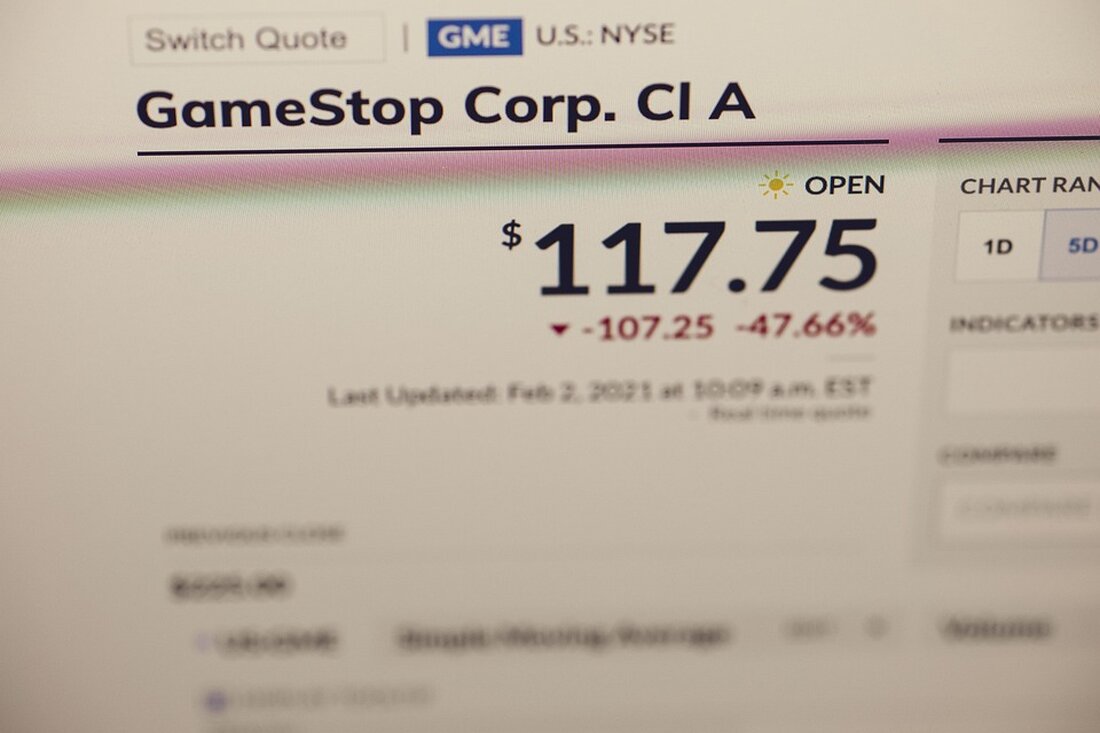 Gemäß einem Bericht von www.capital.de, Der Londoner Hedgefonds Qube wettet eine Milliarde Euro gegen deutsche Aktien. Die Gründer des Fonds kommen aus Frankreich und wirken eher unscheinbar, doch sie haben das Potenzial von Daten erkannt Verdienen an der schwächelnden deutschen Wirtschaft – das ist offenbar das Ziel eines milliardenschweren Hedgefonds aus London. Qube Research and Technology (QRT) hat in dieser Woche insgesamt 1 Mrd. Dollar gegen große deutsche Unternehmen wie Volkswagen, Siemens Energy und Rheinmetall gesetzt und wettet damit auf fallende Kurse deutscher Aktien. Die Gründer Pierre-Yves Morlat und Laurent Laizet haben sich im klassischen Bankenwesen einen Namen gemacht und …