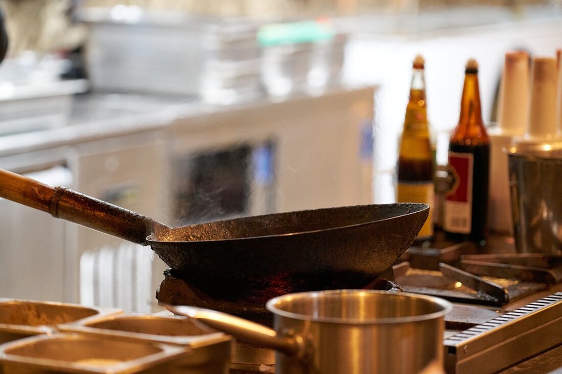 Gemäß einem Bericht von www.stuttgarter-zeitung.de, findet derzeit eine Onlineauktion statt, bei der das Inventar der Signa-Holding versteigert wird. Dies hat trotz des spektakulären Untergangs des Unternehmens eine enorme Nachfrage bei Devotionalienjägern ausgelöst. Als Experte für den Immobilien-Markt ist es interessant zu beobachten, wie der Name des Pleitiers René Benko magisch anziehend auf Sammler wirkt, die das Inventar des Stadtpalais erwerben möchten. Diese Entwicklungen könnten Auswirkungen auf den Immobilienmarkt und die Branche haben. Es ist möglich, dass die Versteigerung des edlen Stadtpalais aufgrund des enormen Interesses einen Einfluss auf den Immobilienpreis in der Umgebung haben könnte. Darüber hinaus könnte die Nachfrage &hellip;