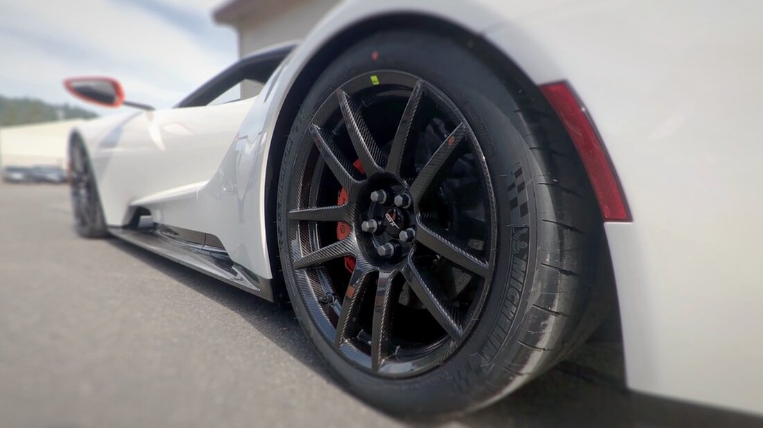 Gemäß einem Bericht von efahrer.chip.de, bietet EFAHRER.com eine Übersicht über aktuelle Rabatte einiger Kfz-Versicherer an. Es wird darauf hingewiesen, dass es sich lohnt, jährlich gegen Ende des Jahres die Preise zu vergleichen, Rabatte zu checken und neu zu verhandeln, um bei der Kfz-Versicherung bares Geld zu sparen. Die Faktoren, die die Höhe der Kfz-Versicherungsprämie beeinflussen, sind unter anderem das Automodell, die Anzahl der gefahrenen Kilometer, die Art des Parkens des Fahrzeugs, schadenfreie Jahre (bei Vollkasko), das Alter des Fahrzeughalters, das Zahlungsintervall und die Art der Versicherung (Voll-, Teilkasko oder nur Haftpflicht). Anbieter wie DA Direkt, Cosmos Direkt, Verivox und AXA &hellip;