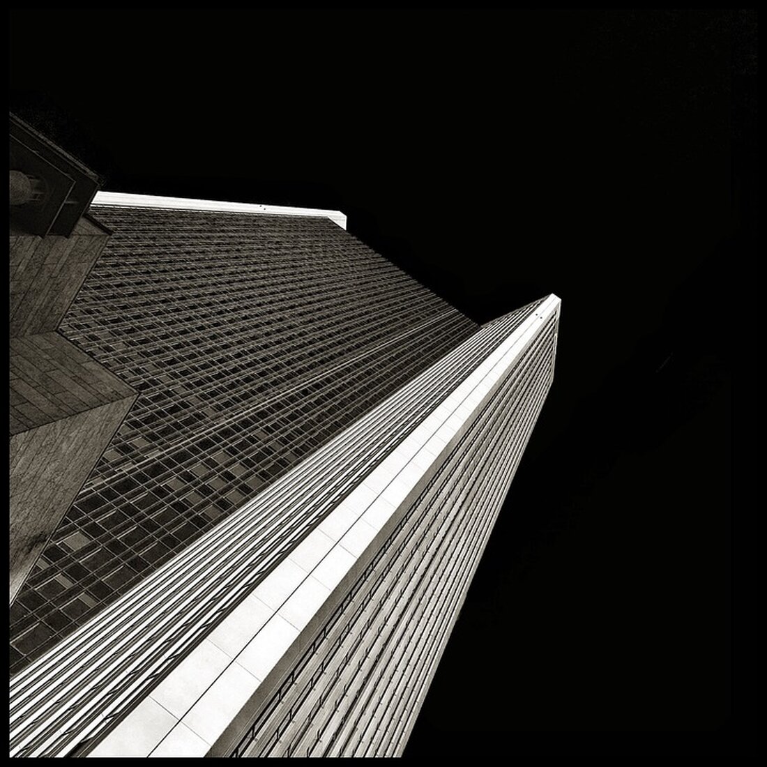 Gemäß einem Bericht von www.finanzen.net plant die Deutsche Bank nach einem Gewinnrückgang weitere Einsparungen in Milliardenhöhe. Insgesamt sollen bis Ende nächsten Jahres rund 3500 Jobs gestrichen werden. Die Bank will vor allem Stellen in Bereichen streichen, die nicht direkt mit Kunden zu tun haben, und interne Prozesse vereinfachen und automatisieren. Die Fondstochter DWS steht ebenfalls unter Druck, nachdem sie erneut von der Staatsanwaltschaft wegen „Greenwashing“-Vorfällen besucht wurde. Trotz eines Gewinnrückgangs im vergangenen Jahr ist das Institut zuversichtlich, dass es weiter wachsen wird. Die Erträge stiegen um sechs Prozent und sollen bis 2025 auf rund 32 Milliarden Euro wachsen. Die Bank …