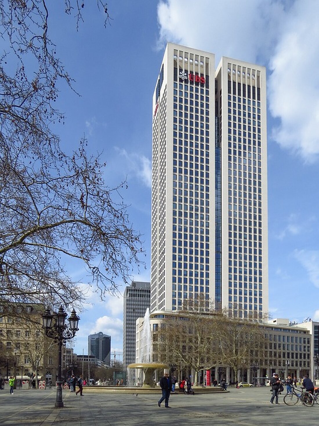 Gemäß einem Bericht von www.wallstreet-online.de, Die Bayer-Aktie hat in den letzten zwei Wochen einige Rückschläge erlitten, was zu einem deutlichen Verkaufsdruck geführt hat. Eine der größten Schweizer Banken, die UBS, hat aufgrund dieser Entwicklungen das Kursziel für die Bayer-Aktie drastisch von 90 auf 34 Euro gesenkt und die Kaufempfehlung von „Buy“ auf „Neutral“ herabgestuft. Die Analysten sind trotz des aktuellen niedrigen Aktienpreises besorgt über die möglichen Hindernisse für das Unternehmen, wie beispielsweise Steuer- und Synergieprobleme im Falle einer Unternehmensaufspaltung. Außerdem wird erwartet, dass die Dividende von Bayer voraussichtlich reduziert wird, obwohl die Ausschüttungsquote beibehalten wird. Anhand der aktuellen Entwicklungen und …