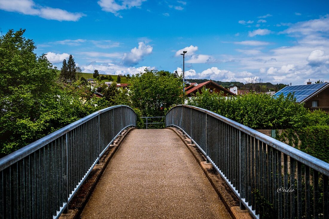 Gemäß einem Bericht von www.fr.de, hat der Ausbau der Fernwärme in Deutschland im Rahmen der Energiewende große Preisunterschiede zu Tage gebracht. Eine Erhebung des Bundesverbandes der Verbraucherzentralen zeigt, dass die Fernwärmepreise erheblich variieren und in einigen Fällen zu Sammelklagen gegen Anbieter geführt haben. Die Preisunterschiede zwischen den Städten sind beträchtlich, und Verbraucherschützer kritisieren die Intransparenz der Fernwärmepreise. Die Preiserhöhungen der Vergangenheit haben zu Untersuchungen des Bundeskartellamts geführt, die Verdachtsfälle zu starker Preiserhöhungen verfolgen. Es ist wichtig zu verstehen, dass die Kosten für Fernwärme aus einem Grundpreis und einem Arbeitspreis bestehen, wobei der Grundpreis die Kosten unabhängig vom Verbrauch abdeckt. Die &hellip;