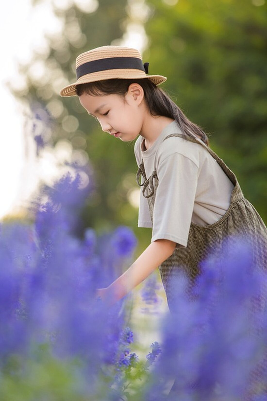 Gemäß einem Bericht von finanzmarktwelt.de, Die seit zwei Jahren andauernde Krise am chinesischen Immobilien-Markt zerstört zunehmend den Wohlstand der politisch wichtigen Mittelschicht in China. Die Auswirkungen dieser Krise betreffen nicht nur die Immobilienbranche, sondern haben weitreichende Konsequenzen für die gesamte chinesische Wirtschaft und Gesellschaft. Die chinesische Mittelschicht, die traditionell in Immobilien investiert ist, sieht sich mit dem Verlust von Vermögenswerten konfrontiert. Laut einer Berechnung von Bloomberg könnte bereits ein 5-prozentiger Rückgang der Immobilienpreise den Verlust von 19 Billionen Yuan (2,47 Billionen Euro) an Haushaltsvermögen bedeuten. Dies könnte das Vertrauen in den Immobilienmarkt weiter untergraben und zu einer unsicheren wirtschaftlichen Zukunft …