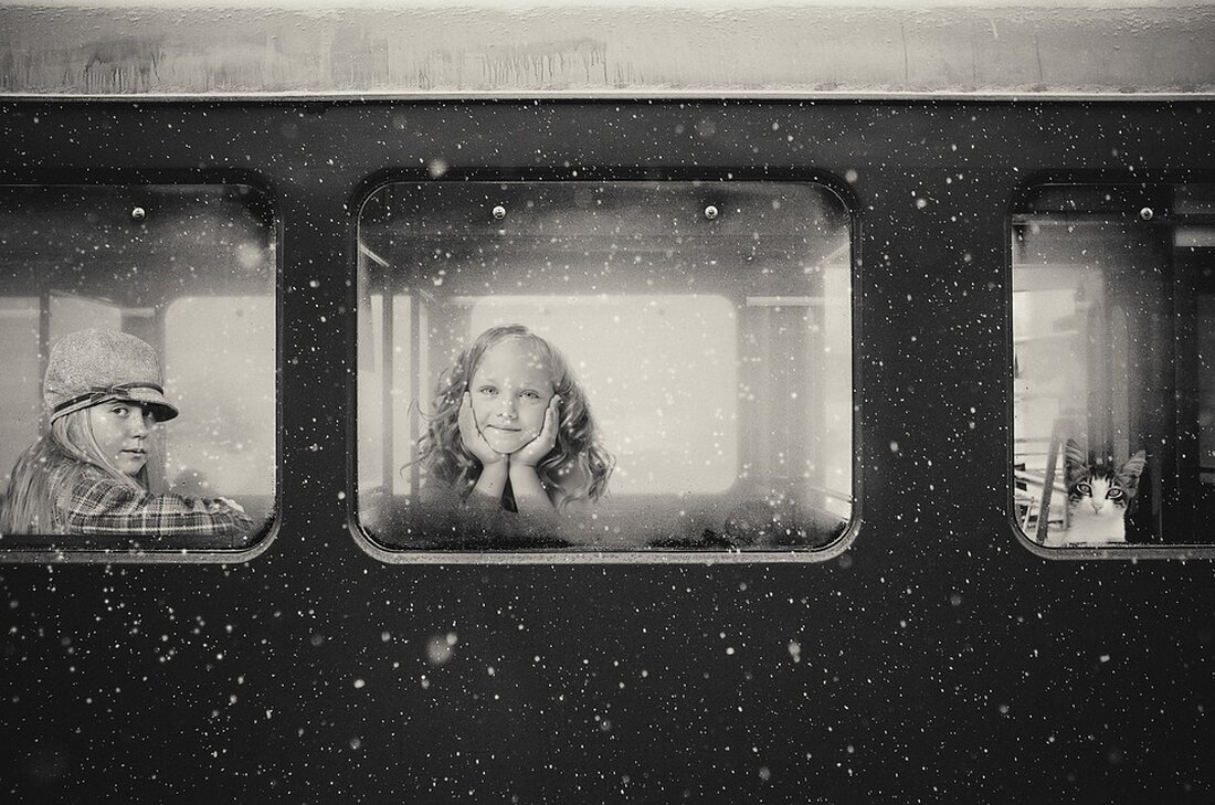 Gemäß einem Bericht von www.heise.de prüfen die EU-Wettbewerbshüter derzeit, ob die Partnerschaft von Microsoft und OpenAI eine Investition oder eine Form der Übernahme darstellt. Dabei geht es um Milliardeninvestitionen von Microsoft in OpenAI, die möglicherweise der EU-Fusionsverordnung unterliegen könnten. Deutschland und Großbritannien haben ebenfalls begonnen, die Natur dieser Partnerschaft zu untersuchen. Deutschland hat vorläufig entschieden, dass die Investitionen und Partnerschaft nicht der Fusionskontrolle unterliegen, behält es jedoch im Auge, falls Microsoft seinen Einfluss auf OpenAI ausbaut. Die britische Kartellaufsicht prüft ebenfalls, ob die Partnerschaft zu „einem wesentlichen Einfluss, einer faktischen Kontrolle oder mehr als 50 Prozent der Stimmrechte über eine &hellip;