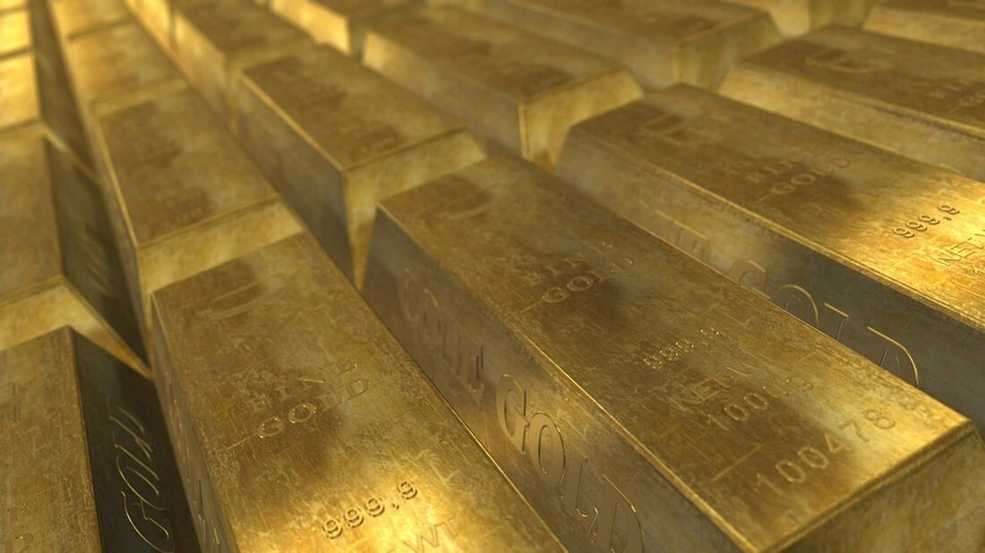 Gemäß einem Bericht von www.boerse-online.de, Mit diesen Gold- und Silber-Minen-Aktien können Anleger hohe Dividenden verdienen. Worauf es dabei zu achte gilt und welche super Chancen es aktuell gibt. Der deutsche Gold-Experte Markus Bußler verrät im Interview auf dem neuen BÖRSE ONLINE Youtube-Kanal, welche Chancen aktuell Goldminen-Aktien und Silberminen-Aktien bieten.  Laut Markus Bußler sind Gold- und Silberminen-Aktien momentan untergewichtet und bieten dadurch ein hohes Aufwärtspotential. Die Dividendenrenditen dieser Aktien sind ebenfalls sehr hoch aufgrund der aktuellen Unterbewertung. Zudem betont er, dass die Bilanzen dieser Unternehmen sauber sind und einige Konzerne sogar beabsichtigen, ihre Nettoverschuldung bei null zu halten. Auch die Kurs-Gewinn-Verhältnisse &hellip;