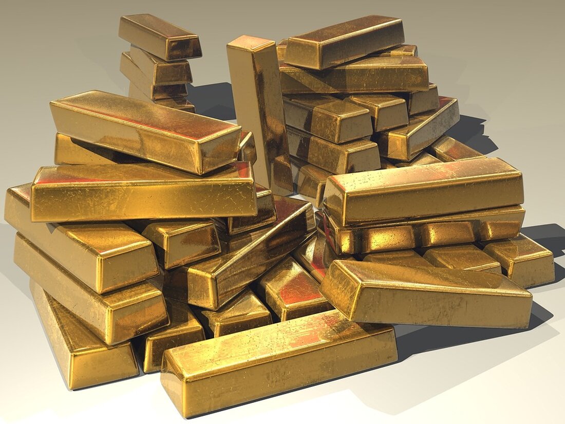Gemäß einem Bericht von erkrath.jetzt, bleibt Gold und Bitcoin trotz aktueller Kurssteigerungen ein riskantes Geschäft, wie Ralf Scherfling, Finanzexperte der Verbraucherzentrale NRW, warnt. Der Wert einer Feinunze Gold liegt derzeit bei fast 2.000 US-Dollar und damit nur knapp unter dem Allzeithoch vom Sommer 2020. Die Kryptowährung Bitcoin stieg Anfang November auf über 33.000 Dollar – eine neues Jahreshoch. Der Kursverlauf beider Anlagemöglichkeiten gleicht jedoch einer Achterbahnfahrt, was auf die spekulative Natur der Investments hinweist. Gold als Geldanlage wird oft als krisensicher bezeichnet, da es seinen Wert nie vollständig verliere. Trotzdem ist dies keine sichere Anlageform, da der Wert allein von …