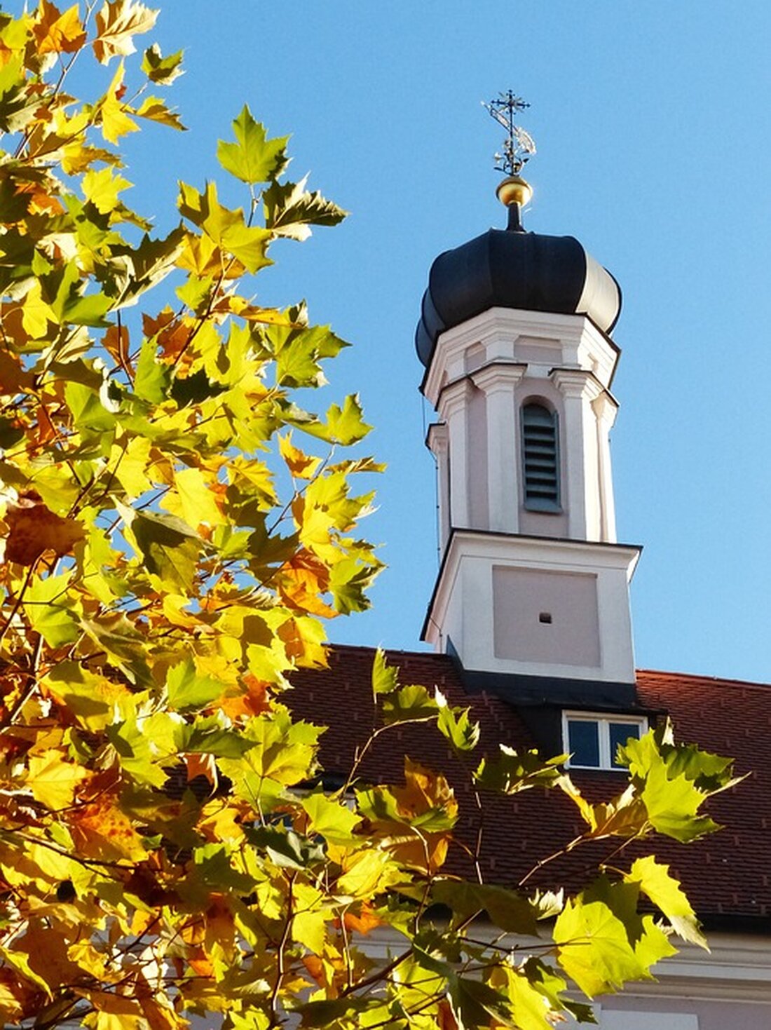 Gemäß einem Bericht von www.augsburger-allgemeine.de, steht die Stadt Mindelheim vor Herausforderungen im Zusammenhang mit ihrer Gebäudeversicherung. Die bisherige Versicherung Helvetia Schweizerische Versicherungs-AG hat den Vertrag gekündigt, und auch die Folgeversicherung Signal Iduna hat vom Vertrag zurückgetreten, aufgrund wiederholter teurer Wasserschäden in der Vergangenheit. Als Konsequenz musste die Stadt erneut Ausschreibungen für eine neue Versicherung vornehmen. Das günstigste Angebot kam von der Versicherungskammer Bayern, jedoch zu höheren Kosten als zuvor. Die Absicherung gegen Sturm- und Hagelschäden wird teurer, und zusätzlich schloss die Stadt eine Elementarversicherung ab, die Schäden durch Naturgewalten abdeckt. Die Gesamtkosten für die Versicherungen belaufen sich nun auf 191.650 …