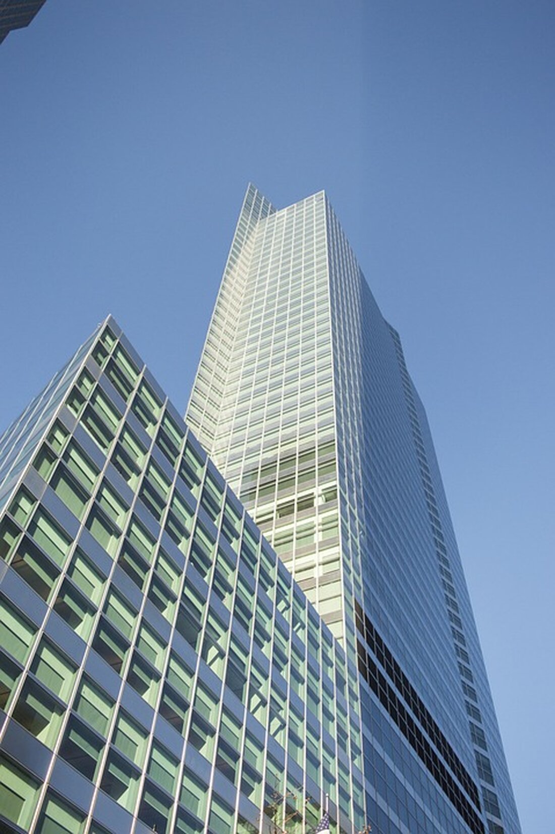 Das Expertenteam von Goldman Sachs hat fünf europäische Aktien identifiziert, die großes Aufwärtspotenzial haben. Unter anderem werden die BT Group, Delivery Hero, Burberry, Bureau Veritas und Koninklijke Philips als vielversprechende Investment-Optionen genannt. Auswirkungen auf den Markt Die positiven Einschätzungen seitens Goldman Sachs könnten zu einem verstärkten Interesse und steigenden Investitionen in diese fünf europäischen Aktien führen. Dies könnte zu einem Anstieg der Kurse und einer allgemeinen positiven Stimmung an den Aktienmärkten führen. Berechnung des Potenzials Die BT Group wird von Goldman Sachs als Aktie mit dem höchsten Potenzial genannt, mit einer erwarteten Kurssteigerung von 130%. Die anderen vier empfohlenen Aktien …
