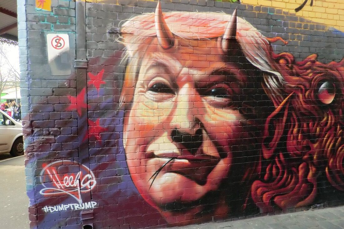 Wie www.focus.de berichtet, hat der ehemalige US-Präsident Donald Trump bei einer Veranstaltung behauptet, dass seine Popularität maßgeblich für die positive Entwicklung der Börse verantwortlich sei. Er warnte davor, dass ein Rückgang seiner Beliebtheit zu einem Börsencrash führen könnte und stellte die Rekordmarke des Dow Jones als persönlichen Erfolg seiner Amtszeit dar. Dennoch gibt es laut „Business Insider“ wenig Belege für Trumps Behauptungen, da der S&P 500 Index unter der Präsidentschaft Bidens stärker gestiegen ist als unter Trump. Diese Aussagen von Donald Trump sind politisch motiviert und spiegeln nicht unbedingt die tatsächlichen Zusammenhänge zwischen seiner Beliebtheit und der Börsenentwicklung wider. In …