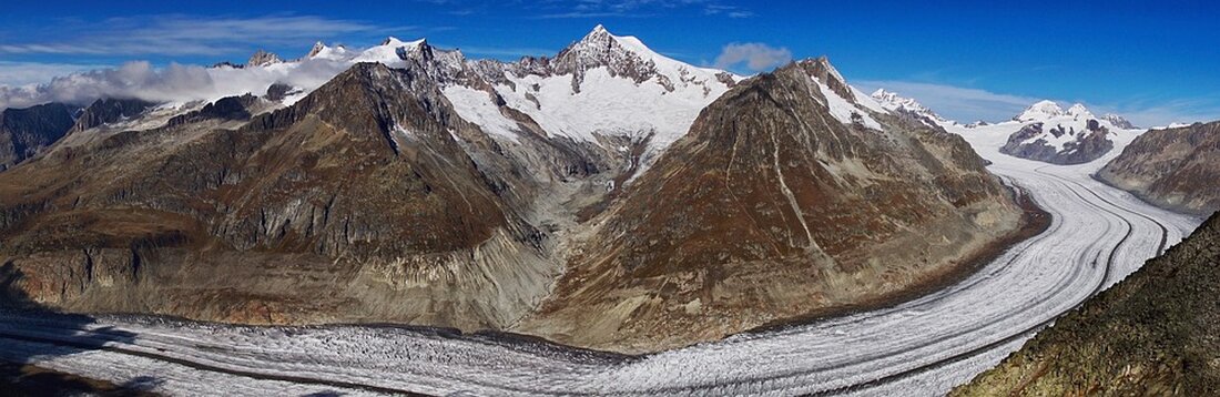 Gemäß einem Bericht von www.finanzen.net, gibt es einen erheblichen Verkaufsdruck bei Gold-Futures. Seit Ende Dezember ist die Anzahl offener Kontrakte um 5,2 Prozent gesunken. Große Terminspekulanten zeigen eine skeptischere Haltung, was zu einem Rückgang der Netto-Long-Position um 18,4 Prozent führte. Trotz des Verkaufs an den Terminmärkten konnte sich der Goldpreis über der 2000-Dollar-Marke halten und zeigte relative Stärke. Am Montagmorgen stiegen die Notierungen für den am aktivsten gehandelten Future auf Gold. Der Ölpreis verzeichnete ebenfalls höhere Notierungen, beeinflusst durch geopolitische Ereignisse wie den Anschlag auf US-Truppen in Jordanien und den Angriff auf einen Öltanker im Roten Meer. Zudem sorgen Ausfälle …