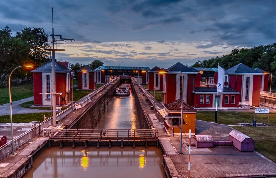 Gemäß einem Bericht von www.n-tv.de, gibt es einige wichtige Neuerungen und Gesetze, die im Jahr 2024 bei den Themen Ernährung und Umwelt in Kraft treten werden. Dazu zählen unter anderem die Ausweitung beim Einwegpfand, Änderungen beim Nutri-Score, die EU-Batterieverordnung, die Herkunftskennzeichnung bei unverpacktem Fleisch, das staatliche Tierhaltungskennzeichen, die Mehrwertsteuererhöhung in der Gastronomie und verschärfte Grenzwerte für Trinkwasser. Die Ausweitung beim Einwegpfand bedeutet, dass ab dem 1. Januar 2024 auch für bisher pfandfreie Milch- und Milchmixgetränke in Einwegflaschen und Dosen ein Pfand in Höhe von 25 Cent erhoben wird. Dies soll dazu beitragen, weniger Getränkegefäße in der Umwelt landen zu lassen. …