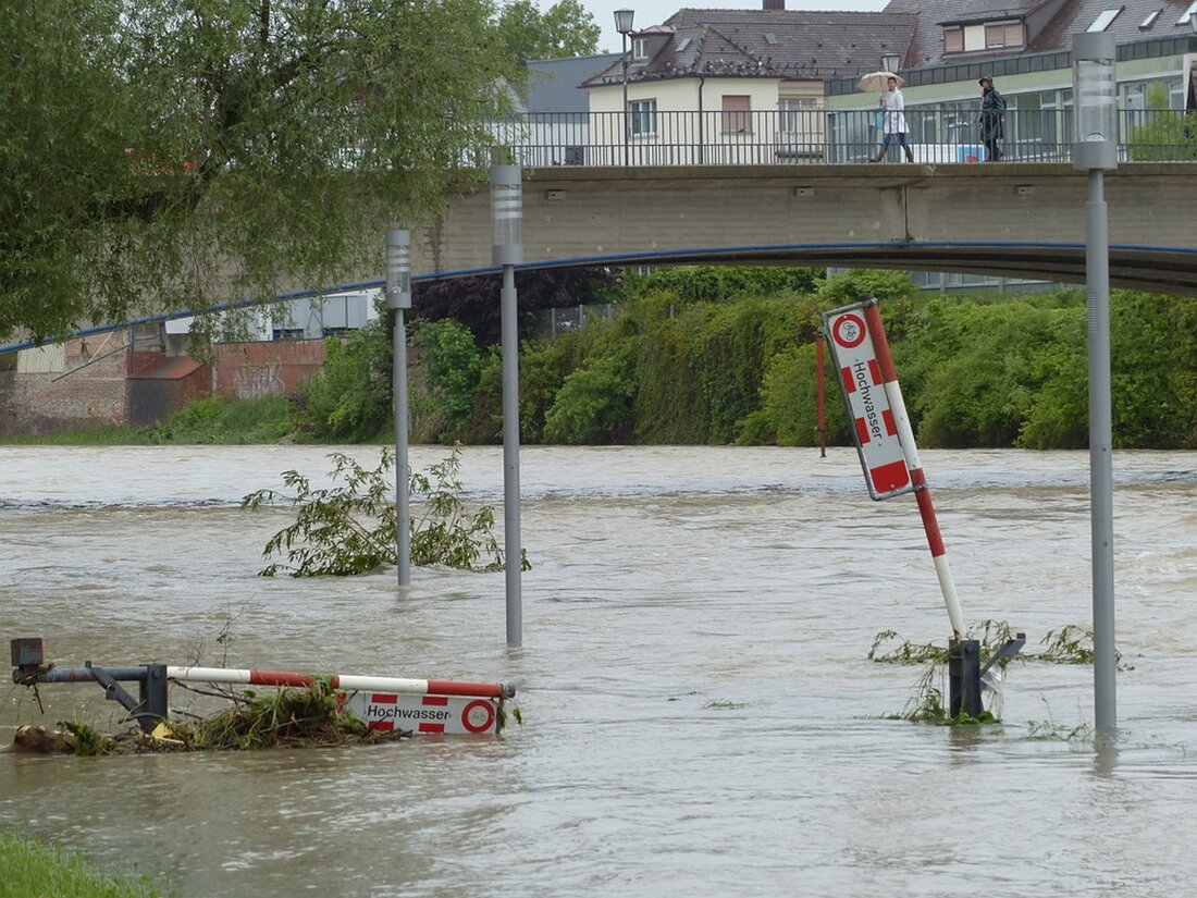 Gemäß einem Bericht von www.mdr.de, bietet die Verbraucherzentrale in Sachsen-Anhalt in den nächsten Tagen Hilfe für die Betroffenen des Hochwassers an. Informationsveranstaltungen vor Ort zu Hochwasserschäden sind geplant, und es werden verschiedene Bereiche wie Versicherungen, Finanzen, Energie und Tipps zu Verträgen mit Handwerkern abgedeckt. Am 23. Januar 2024 sind Infostände in mehreren Orten geplant, und am 30. Januar gibt es einen Sonderberatungstag in Sangerhausen. Es ist wichtig, dass die Verbraucherzentrale die Betroffenen über die verschiedenen Schadensbereiche aufklärt und ihnen Möglichkeiten zur finanziellen Unterstützung aufzeigt. Die Tatsache, dass viele Schäden an Fahrzeugen, Wohnmobilen, Gartenmöbeln, Heizungen, und Gebäuden durch das Hochwasser verursacht &hellip;