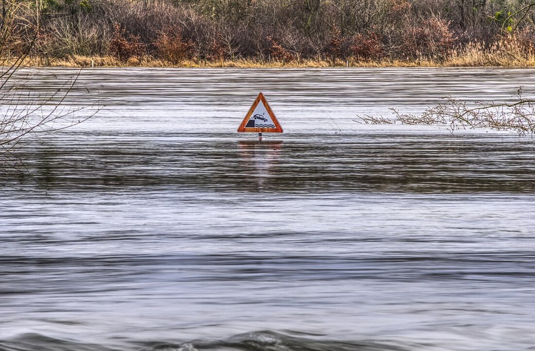 Gemäß einem Bericht von www.ndr.de, hat das jüngste Hochwasser in Norddeutschland nicht nur Schäden an Deichen und Häusern verursacht, sondern auch eine Diskussion über Elementarschaden-Versicherungen ausgelöst. Viele Hausbesitzer in gefährdeten Gebieten sind besorgt über die steigenden Kosten und Selbstbeteiligungen dieser Policen. Gleichzeitig haben einige Menschen in diesen Gebieten überhaupt keine Möglichkeit, eine solche Versicherung abzuschließen, was bedeutet, dass sie im Falle einer Naturkatastrophe auf staatliche Nothilfe angewiesen sind. Diese Situation wirft die Frage auf, wie lange dieser Zustand noch tragbar ist und wie sich die Versicherungslandschaft und die staatliche Unterstützung in Zukunft weiterentwickeln werden. Die steigenden Extremwetter-Ereignisse und die damit …