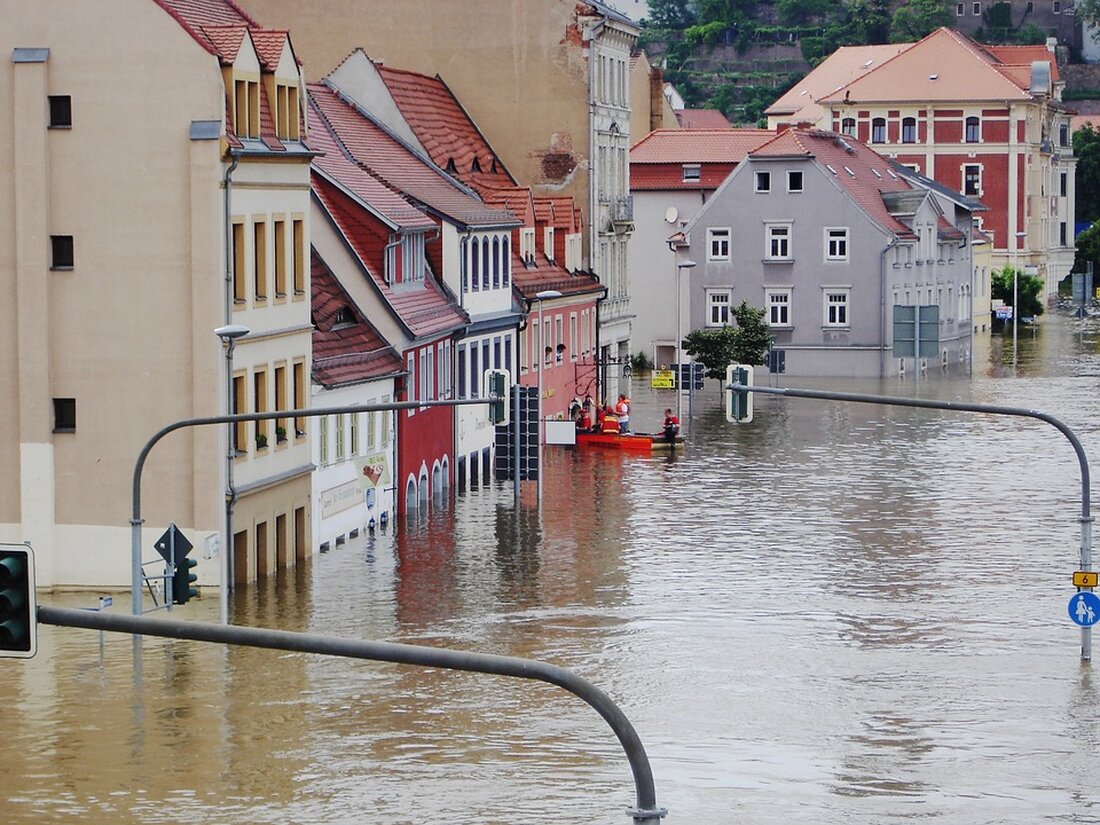 Gemäß einem Bericht von www.fr.de, sind derzeit viele Regionen in Deutschland von Hochwasser betroffen. Dies kann zu erheblichen Schäden an Häusern und Eigentum führen. Doch welche Versicherungen greifen in solchen Fällen und welche Vorsichtsmaßnahmen sollten Hausbesitzer ergreifen? Die Wohngebäudeversicherung deckt in der Regel keine Schäden durch Überschwemmungen ab. Elementarschäden wie Überschwemmungen, Rückstau, Erdbeben, Erdrutsch, Schneedruck, Lawinen oder Vulkanausbruch erfordern eine zusätzliche Option, die abgeschlossen werden muss. In Deutschland sind nur 46 Prozent der Privathäuser gegen diese Schäden abgesichert. Da auch Starkregen Häuser in vermeintlich ungefährlichen Gebieten schädigen kann, ist eine zusätzliche Elementarschadenversicherung in Betracht zu ziehen. Der Versicherungsschutz besteht, wenn …