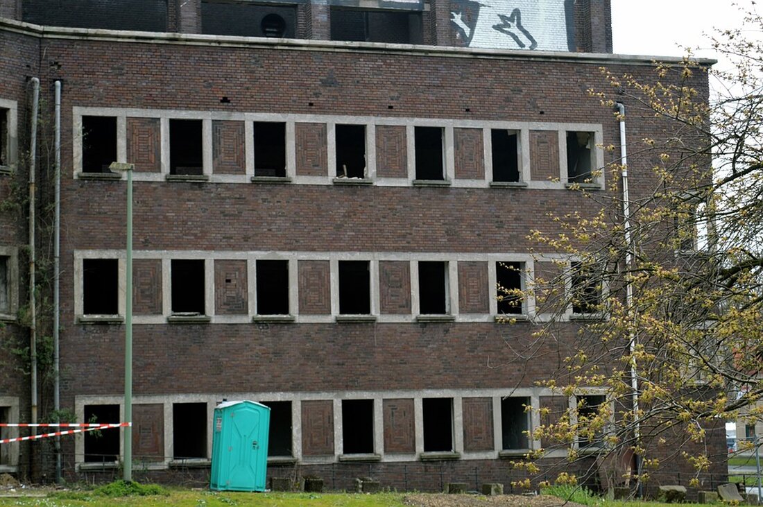 Gemäß einem Bericht von m.ariva.de, notiert der Anteilsschein der Hamborner REIT AG heute etwas fester bei einem Kurs von 6,72 Euro. Die Hamborner REIT AG ist ein Immobilienunternehmen, das sich mit der Verwaltung und Entwicklung von Grundvermögen beschäftigt. Das Portfolio des Unternehmens umfasst 66 Bestandsimmobilien mit einer vermietbaren Fläche von rund 611.000 qm, wovon 45 Prozent auf Büro- und 55 Prozent auf Einzelhandelsimmobilien entfallen. Im Vergleich zu anderen Unternehmen in der Branche verteuerte sich die Aktie der Branicks Group um 1,75 Prozent, während die Aktie der Deutschen EuroShop AG um 0,51 Prozent sank. Die aktuelle Kursentwicklung der Hamborner REIT AG-Aktie …