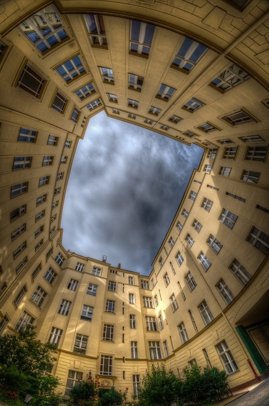 Die SPD-nahe Expertengruppe fordert einen Kurswechsel in der deutschen Wirtschaftspolitik, da der Standort Deutschland „in keiner guten Verfassung“ sei. Zu den Autoren des Papiers gehören prominente Wirtschaftsexperten wie Achim Truger, Peter Bofinger und Matthias Machnig. Sie fordern die Bundesregierung auf, mehr Geld auszugeben und einen eigenen Klima- und Transformationsfonds einzuführen, um gezielte Projekte finanzieren zu können. Des Weiteren sollte der Bundeshaushalt genutzt werden, um Investitionen, industriepolitische Projekte und wettbewerbsfähige Rahmenbedingungen zu stärken. Ebenfalls empfehlen die Experten, den Wirtschaftsstabilisierungsfonds einzusetzen, um energieintensiven Industrien einen günstigeren Strompreis zu ermöglichen, bis erneuerbare Energien in ausreichender Menge und zu wettbewerbsfähigen Preisen verfügbar sind. < &hellip;