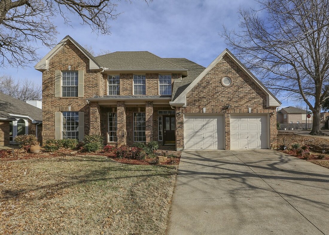 Gemäß einem Bericht von lokalo.de, gibt es in Rheinland-Pfalz fast 279.000 Einsprüche gegen die Bescheide zur Berechnung der neuen Grundsteuer. Das Finanzministerium teilt mit, dass insgesamt rund 2,5 Millionen Immobilien neu bewertet werden müssen. Die neue Grundsteuer soll ab Anfang 2025 gelten. In Rheinland-Pfalz wurden bis Anfang November 178.756 Einsprüche gegen Grundsteuerwertbescheide und 100.121 Einsprüche gegen Grundsteuermessbescheide eingereicht. Es stehen noch rund 300.000 Grundsteuererklärungen aus, während etwa 2,1 Millionen Erklärungen bereits abgegeben wurden. Die hohe Anzahl der Einsprüche zeigt, dass die Neubewertung der Grundsteuer für viele Immobilienbesitzer eine wesentliche Änderung darstellt. Diese Veränderung könnte dazu führen, dass die Grundsteuer für …