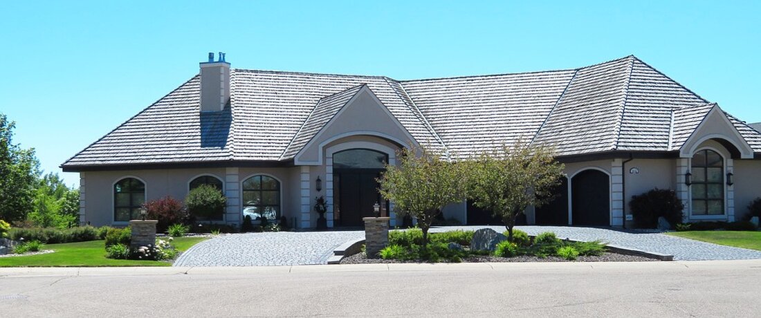 Gemäß einem Bericht von www.hertener-allgemeine.de, Die Immobilien-Preise sind in Herten perspektivisch rückläufig. Es gibt vermehrt Angebote für Häuser unter 300.000 Euro, allerdings geht dies oft mit zusätzlichen Sanierungsbedürfnissen einher. Ein Beispiel ist ein Haus in Langenbochum für 150.000 Euro, das als „liebevoll gepflegt“ beschrieben und Teil einer Wohnungseigentümergemeinschaft ist. Ein weiteres Haus in Herten-Schlosspark wird für 225.000 Euro angeboten, benötigt jedoch eine Kernsanierung. In Bertlich ist ein Haus für knapp unter 200.000 Euro zu haben, das noch renovierungsbedürftig ist. Nur wenige Immobilien erfordern keine größeren Sanierungen und sind zudem entsprechend teurer. Interessenten sollten sich daher vor einem Kauf im Klaren …