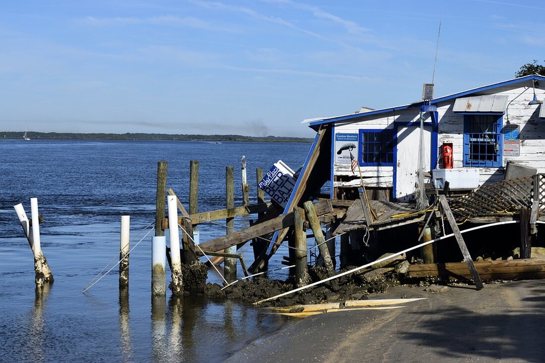 Gemäß einem Bericht von www.bild.de, Die Wasserschäden am Auto sind in vielen Fällen von der Kaskoversicherung abgedeckt. Kommt das Wasser zum Auto, zahlt die Kaskoversicherung, kommt das Auto zum Wasser, muss der Autobesitzer selbst aufkommen. Allerdings hängt die konkrete Haftung von verschiedenen Faktoren ab. Zum Beispiel, ob der Fahrer die überflutete Stelle erkennen konnte oder ob er grob fahrlässig gehandelt hat. Die Versicherung kann die Erstattungen je nach Verschulden kürzen. Zusätzlich übernimmt die Kfz-Teilkaskoversicherung die finanziellen Folgen eines Überschwemmungsschadens, zum Beispiel wenn das Auto in einer Tiefgarage oder in einer Unterführung vollgelaufen ist. Jedoch gibt es Probleme, wenn der Schaden …