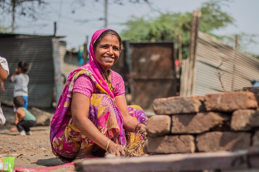 Gemäß einem Bericht von www.boersen-zeitung.de, befindet sich Indien aufgrund massiver staatlicher Investitionen in den öffentlichen „India Stack“ auf dem Weg, zur am weitesten fortgeschrittenen digitalen Wirtschaft der Welt zu werden. Ein Beispiel dafür ist die erfolgreiche Unified Payments Interface, die monatlich über 11,4 Milliarden Transaktionen ermöglicht und mittlerweile 72% des indischen Zahlungsvolumens ausmacht. Für Investoren bietet dies eine vielversprechende Möglichkeit, in indische Aktien zu investieren. Unternehmen, die von den digitalen Trends und dem Übergang des Kapitals von der informellen zur formellen Wirtschaft profitieren, sind besonders interessant. Der indische Aktienmarkt verfügt über mehr als 400 Unternehmen mit einer Marktkapitalisierung von mehr …