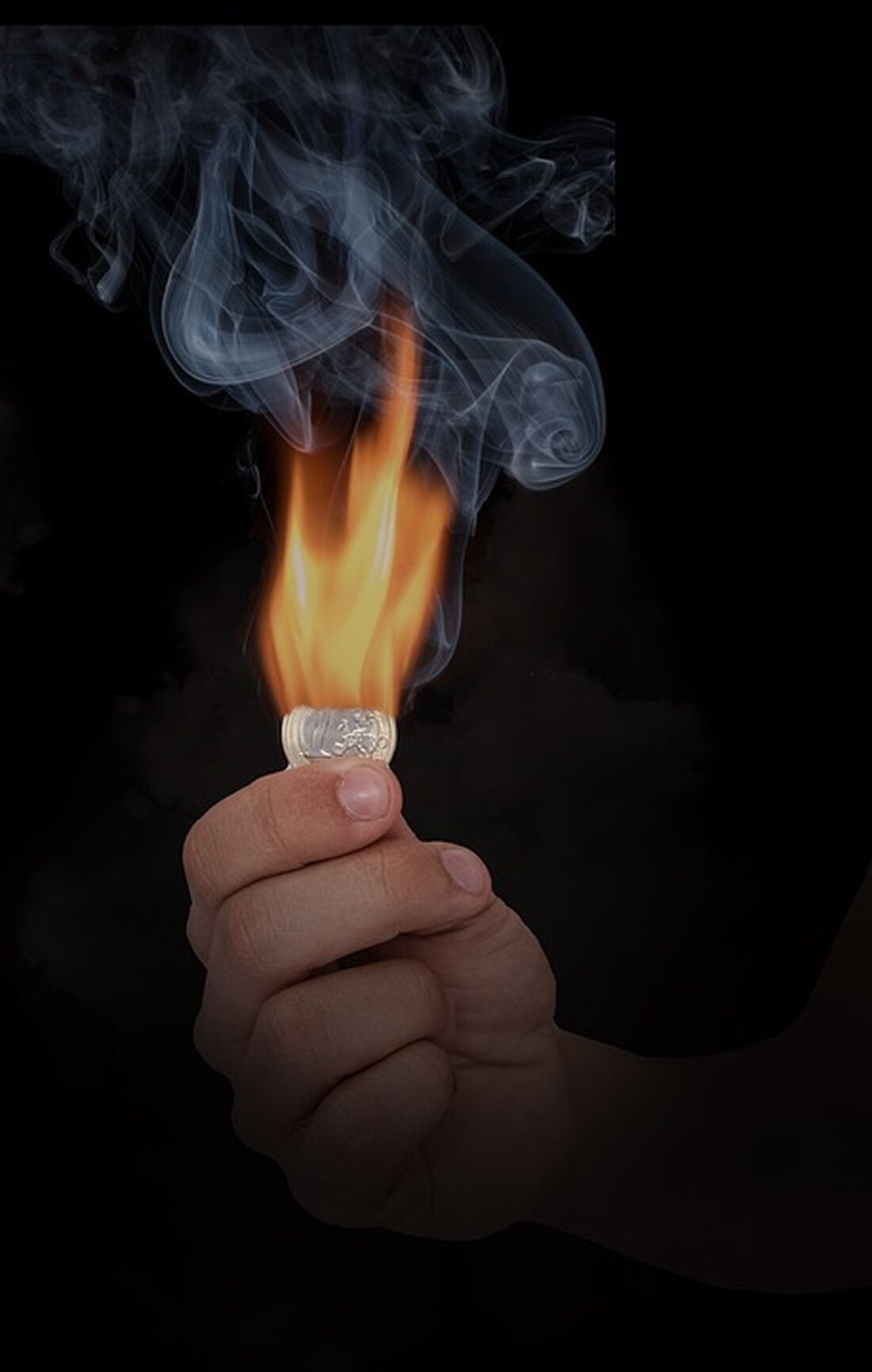 Gemäß einem Bericht von exxpress.at, sind die Preise für das tägliche Leben im vergangenen Jahr um durchschnittlich 7,8 Prozent gestiegen. Dies führt zu schweren Reaktionen der politischen Opposition, die der Regierung Missmanagement vorwirft und gezielte Maßnahmen gegen die Inflation fordert. In Reaktion darauf hat Bundeskanzler Karl Nehammer (ÖVP) Maßnahmen vorgestellt, die zur Einbremsung der Inflation beitragen sollen. Eine solche Maßnahme ist die Abschaffung der kalten Progression, von der sich die Regierung eine nachhaltige Entlastung für die Bürger erhofft. Laut Nehammer soll die Bevölkerung dadurch bis zum Jahr 2026 um insgesamt 20 Milliarden Euro entlastet werden. Des Weiteren wurde eine Strompreisbremse …