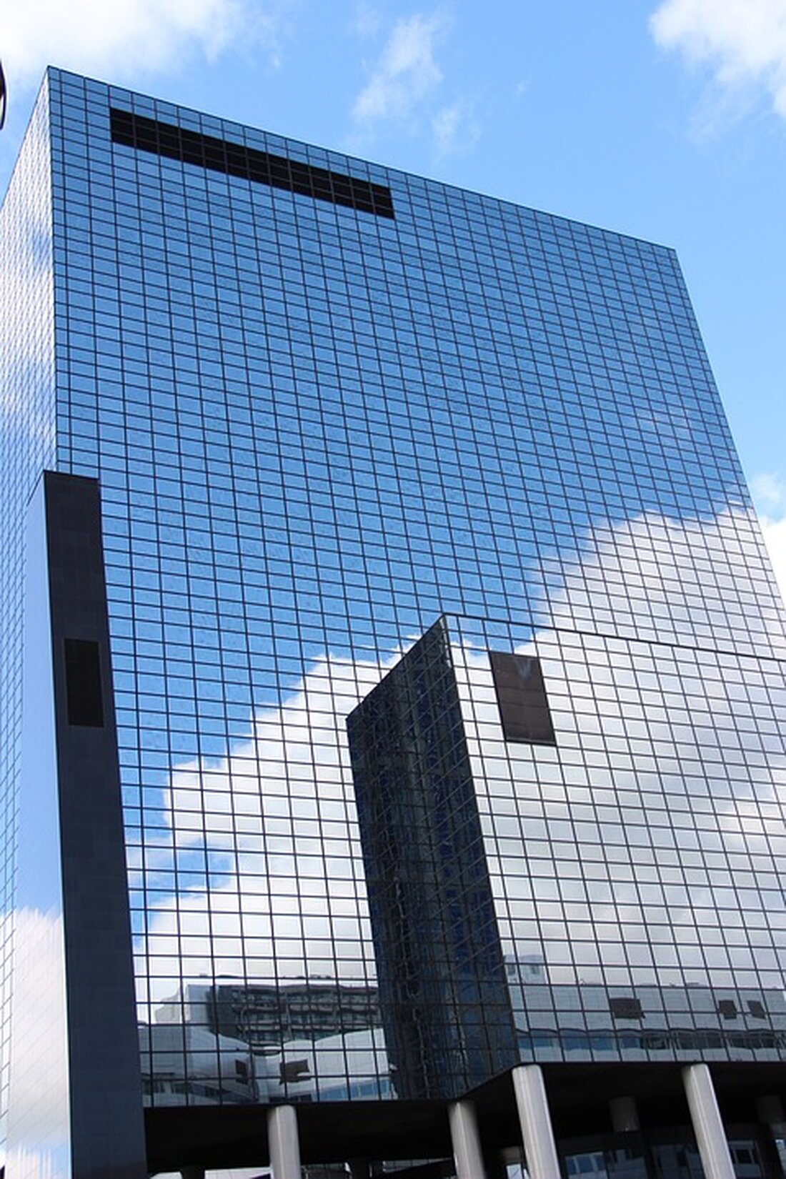 Gemäß einem Bericht von www.finanzen.net, Der niederländische Finanzkonzern ING hat im vierten Quartal 2023 die Markterwartungen bei den Einnahmen und Zinsertrag verfehlt und rechnet im laufenden Geschäftsjahr aufgrund der Zinsentwicklung mit einem Rückgang der Gesamteinnahmen. Die Gesamteinnahmen sind im vierten Quartal um 11 Prozent auf 5,41 Milliarden Euro gestiegen, was jedoch weniger ist, als Analysten erwartet hatten. Der Nettogewinn von 1,56 Milliarden Euro lag um 43 Prozent über dem Vorjahresquartal. Für das Geschäftsjahr 2023 wies ING Gesamteinnahmen in Höhe von 22,575 Milliarden Euro auf, etwas mehr als Analysten erwartet hatten. Die harte Kernkapitalquote (Common Equity Tier 1) von ING lag &hellip;