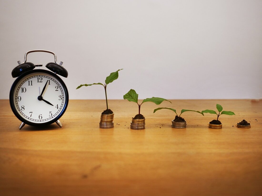 Gemäß einem Bericht von www.zeit.de, haben sich die Immobilienpreise in den letzten Wochen gesenkt, und gleichzeitig sind auch die Zinsen für Baukredite leicht gefallen. Diese Entwicklung ist ermutigend für diejenigen, die von einem Eigenheim oder einer Eigentumswohnung träumen. Laut dem Finanzierungsvermittler Dr. Klein betragen die durchschnittlichen Konditionen für ein Darlehen mit zehnjähriger Zinsbindung derzeit etwas über drei Prozent, während es vor zwei Monaten noch um die vier Prozent waren. Als Experte für den Immobilienmarkt kann ich bestätigen, dass diese Entwicklung positive Auswirkungen auf den Markt haben kann. Sinkende Immobilienpreise und niedrigere Zinsen können zu einem Anstieg des Kaufinteresses führen. Durch &hellip;