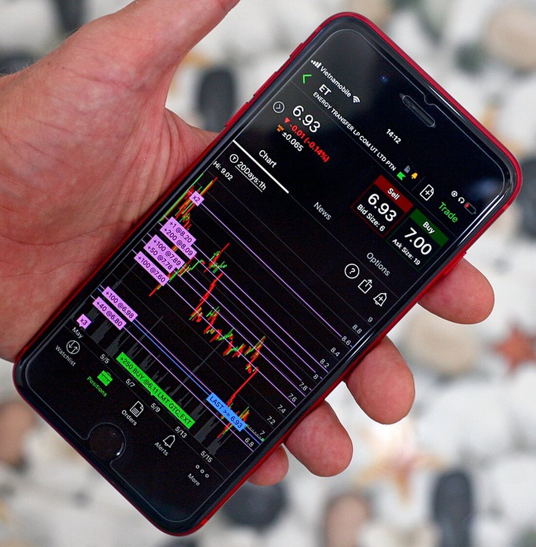 Gemäß einem Bericht von finanzmarktwelt.de, präsentiert sich die Wall Street im Monat November in einer fantastischen Verfassung, und der Tech-Index Nasdaq liegt bereits 43% über dem Vorjahr. Die Märkte erwarten diverse Zinssenkungen und ein Soft Landing der Wirtschaft, wodurch sie auf ein sogenanntes Goldilocks-Szenario setzen. Der Anstieg an der Wall Street wurde hauptsächlich von der Zins-Euphorie angetrieben, wobei der Markt vier Senkungen bis Ende 2024 erwartet. Die Zukunft des Nasdaq wird nun durch ein mögliches Chartmuster bestimmt, das auf eine Rallye-Pause oder eine Konsolidierung hindeuten kann. Sofern der Nasdaq das Hoch bei 16.045 Punkten nachhaltig überwindet, könnte er seinen Anstieg …