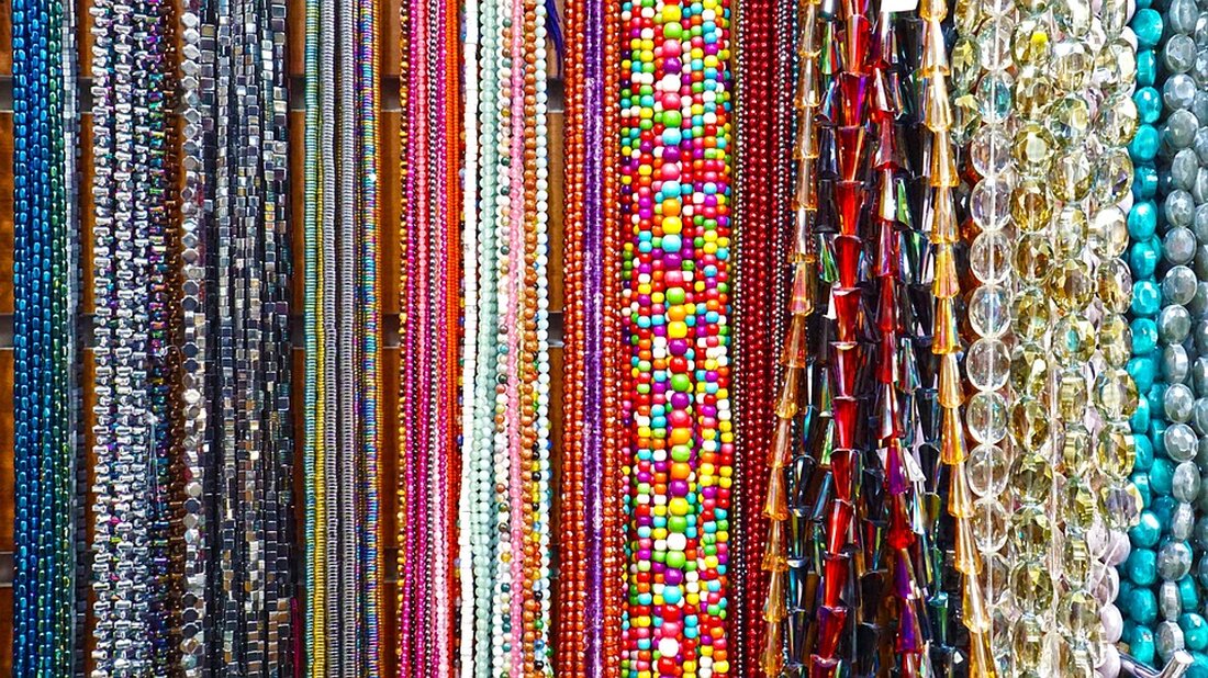 Gemäß einem Bericht von www.wallstreet-online.de, hat das Biotechnologie-Unternehmen Morphosys eine Kapitalerhöhung bekanntgegeben, die zu einem Bruttoerlös von etwa 102,7 Millionen Euro geführt hat. Diese Kapitalspritze soll hauptsächlich für die Markteinführung des Krebsmedikaments Pelabresib und die Entwicklung neuer Medikamente genutzt werden. Die Kapitalerhöhung ist ein wichtiger Schritt für Morphosys, um die Finanzierung für die Markteinführung von Pelabresib sicherzustellen und die Entwicklung weiterer medizinischer Innovationen voranzutreiben. Dies könnte langfristige positive Auswirkungen auf das Wachstum und die Wettbewerbsfähigkeit des Unternehmens haben. Die zusätzlichen Finanzmittel könnten dazu beitragen, die Marktposition von Morphosys im Bereich der Onkologie zu stärken und die Innovationskraft des Unternehmens zu &hellip;