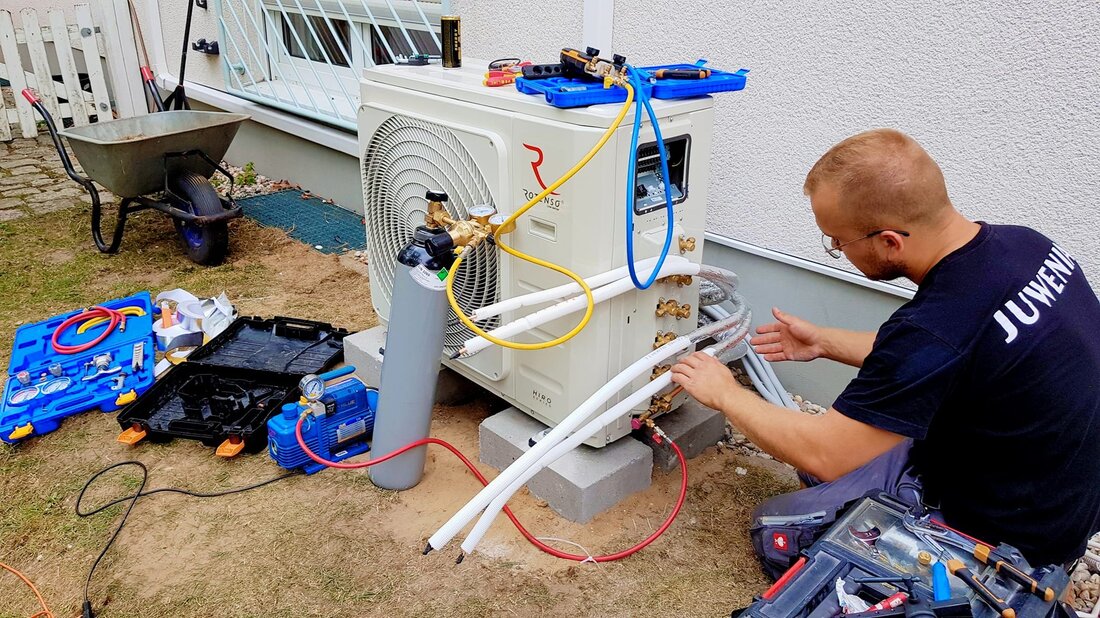 Die Installation einer professionellen Klimaanlage ist nur der erste Schritt. Viele Kunden erkennen schnell den Wert einer regelmäßigen Klimaanlagenwartung. Doch welche Aspekte der Wartung sind entscheidend? Entdecken Sie die Schlüsselelemente für die optimale Pflege Ihrer Klimaanlage! Wann ist eine Klimaanlagenwartung unerlässlich? Zeichen und Vorteile einer regelmäßigen Überprüfung Nachdem Sie eine Klimaanlage installieren lassen, ist es wichtig, an ihre regelmäßige Wartung zu denken. Viele Verbraucher werden jedoch erst aufmerksam, wenn sie konkrete Probleme mit dem Gerät bemerken. Sei es heiße Luft, die ausgestoßen wird, eine minderwertige Luftqualität oder beunruhigende Geräusche beim Ein- und Ausschalten. Schmutzansammlungen im Inneren können ebenfalls Anlass zur …