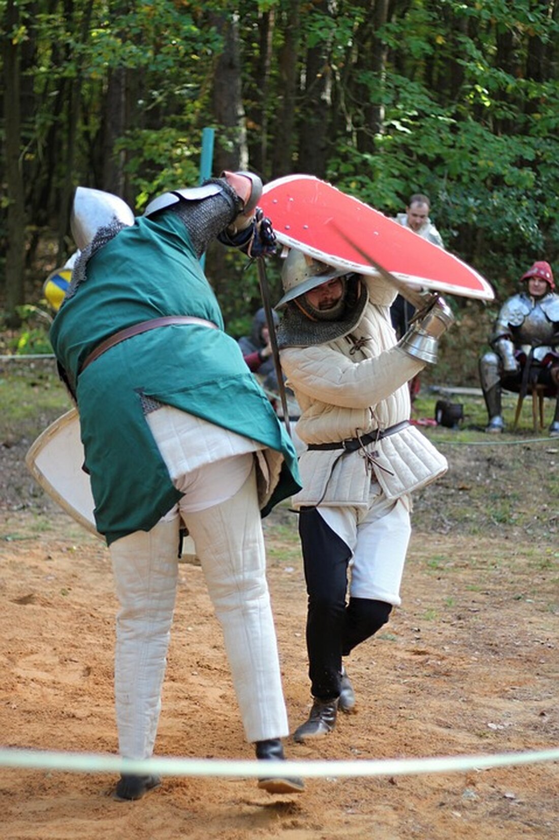 Gemäß einem Bericht von coin-update.de, ist die Aussicht auf einen Bitcoin-ETF, der in den Vereinigten Staaten gehandelt wird, das zentrale Thema in der Kryptowährungsbranche. Die jüngste Entwicklung zeigt, dass die US-Börsenaufsichtsbehörde (SEC) mit den Börsen bezüglich der Bitcoin-Spot-ETF-Anträge in Kontakt getreten ist. Warum die SEC diese Woche mit den Börsen interagiert hat Der Analyst Eric Balchunas berichtet, dass die Finanzaufsichtsbehörde die Bitcoin-ETF-Bewerber angewiesen hat, die Fonds in einer bestimmten Weise zu handhaben. Konkret möchte die SEC, dass die ETFs ‚Cash-Creates‘ anstelle des ‚In-Kind‘-Verfahrens nutzen. Dies bedeutet, dass zugelassene Teilnehmer Barmittel gegen die gewünschten Anteile eintauschen, anstatt einen ETF mit einem …