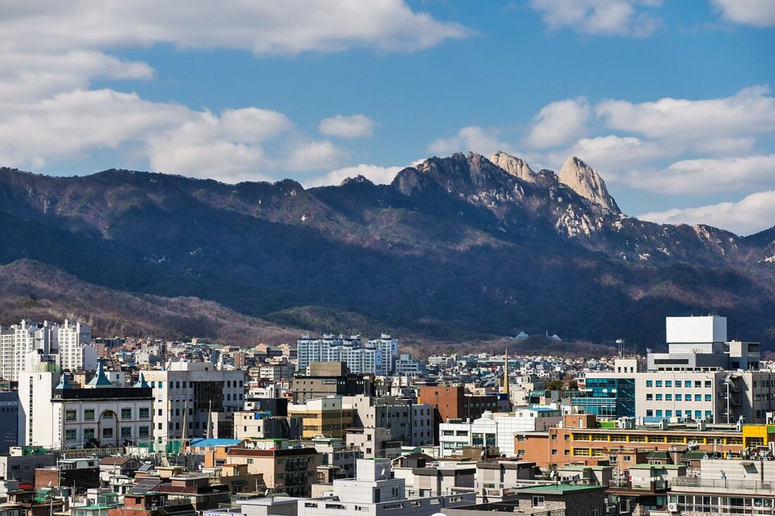 Gemäß einem Bericht von www.golem.de, steht Hewlett Packard Enterprise kurz vor dem Kauf von Juniper Networks für etwa 13 Milliarden US-Dollar. Die HPE-Aktien schlossen am Montag bei 17,72 US-Dollar, was einer Marktkapitalisierung von rund 23 Milliarden US-Dollar entspricht. Laut den Informationen des Wall Street Journals ist für HPE besonders Mist KI von Juniper für ein KI-gesteuertes WLAN entscheidend für den Kauf. Juniper Networks ist im kalifornischen Sunnyvale ansässig und entwickelt Router, Switches, Netzwerkverwaltungssoftware und Sicherheitsprodukte. Das Unternehmen konzentrierte sich ursprünglich auf Core-Router für ISPs und Telcos und ist nach Angaben der Dell&#8217;Oro Group der drittgrößte Anbieter für Router und Switches &hellip;