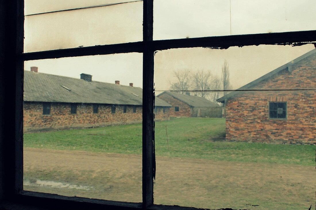 Wirtschaftsminister Robert Habeck hat staatliche Investitionen in die Halbleiterindustrie in Deutschland verteidigt. Der Bedarf an Halbleitern wächst stark, aktuell kommen sie jedoch größtenteils nicht aus Europa. Habeck betont die Bedeutung von Produktion, Technologie und Wissen in Deutschland und Europa für die wirtschaftspolitische Souveränität und die Sicherstellung von Lieferketten. Die Bundesregierung unterstützt die Ansiedlung von Halbleiterfabriken mit großen Summen. Intel in Magdeburg soll beispielsweise fast zehn Milliarden Euro staatliche Unterstützung erhalten. Infineon expandiert sein Werk in Dresden für fünf Milliarden Euro und strebt eine staatliche Förderung von einer Milliarde an. Auswirkungen auf den Markt und die Finanzbranche: Die Forderung von Wirtschaftsminister …