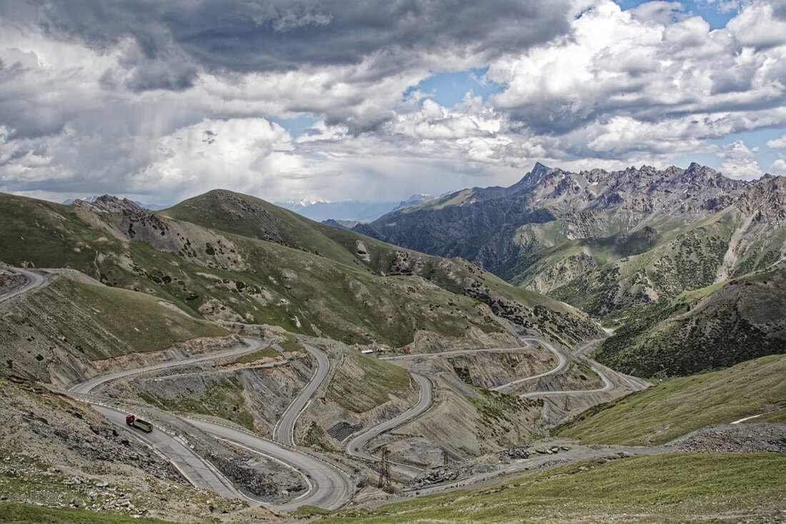 Der Immobilienmarkt in Städten wie Cannes und Nizza verzeichnet weiterhin steigende Verkaufspreise, während in Paris die Preise für hochwertige Immobilien stagnieren. Boomen des Luxusimmobilienmarktes an der Côte d’Azur Nach einem Bericht der Wirtschaftszeitung „Les Échos“ sind die Verkaufspreise für Luxusimmobilien an der Côte d’Azur im vergangenen Jahr weiter angestiegen. Insbesondere in Cannes und Nizza stiegen die Preise spürbar an. Der Quadratmeterpreis für Luxusimmobilien in Cannes erhöhte sich im Vergleich zum Vorjahr um zehn Prozent auf 12.920 Euro, während in Nizza ein Anstieg um 8,9 Prozent auf 9929 Euro pro Quadratmeter verzeichnet wurde. Auswirkungen auf den Immobilienmarkt Der Luxusimmobilienmarkt profitiert von …