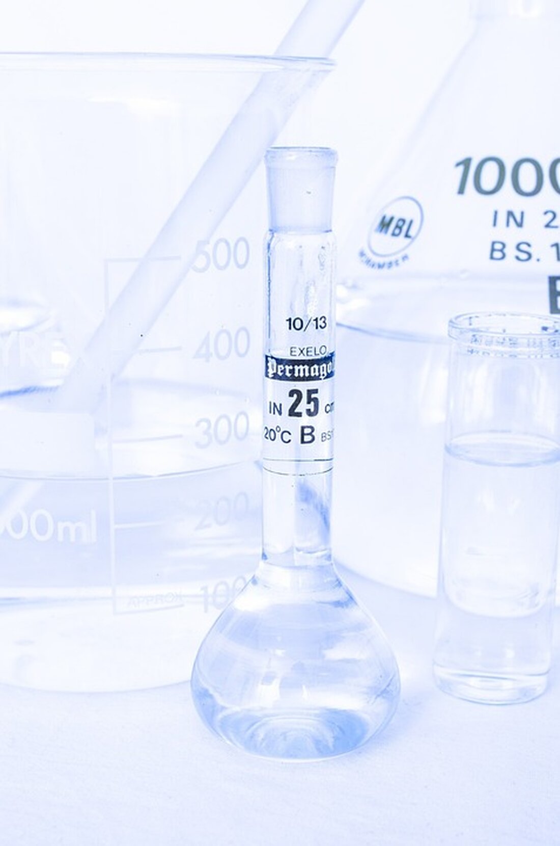 Gemäß einem Bericht von www.deutschlandfunk.de, warnen verschiedene Verbände vor den möglichen Folgen von drastischen Sozialkürzungen. Sie plädieren für Reformen bei der Schuldenbremse, um Investitionen über Kredite zu finanzieren und die Haushaltsdisziplin nicht über Zukunftsinvestitionen wie Kindergrundsicherung oder die Wärmewende zu stellen. Die anhaltende Haushaltsmisere und die Absage der abschließenden Sitzung des Haushaltsausschusses sowie die Forderung nach einer Regierungserklärung seitens der Unionsfraktion sorgen für Unsicherheit und Spannungen in der politischen Landschaft. Als Finanzexperte ist es wichtig, die potenziellen Auswirkungen dieser Krise zu analysieren. Die Ablehnung von Sozialkürzungen durch verschiedene Verbände sowie die Forderung nach Reformen bei der Schuldenbremse könnten zu einem &hellip;