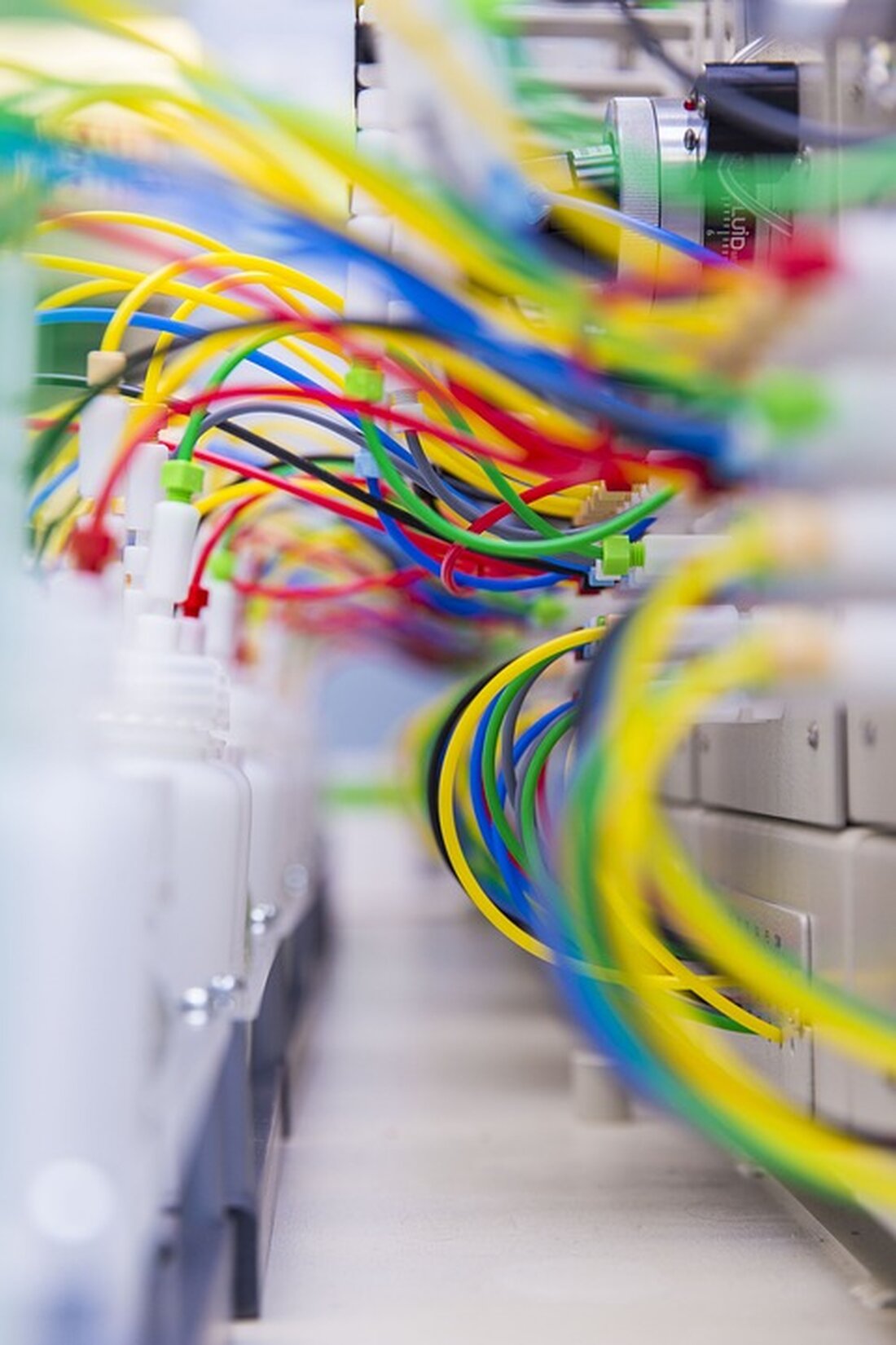 Gemäß einem Bericht von www.deraktionaer.de, hat der gerichtlich bestellte Sachverständige sein Gutachten im Rechtsstreit zwischen dem Chiphersteller Infineon und dem Qimonda-Insolvenzverwalter vorgelegt. Das Gutachten befasst sich mit einem Speichergeschäft, das Infineon im Jahr 2006 ausgegliedert und im Wege zweier Sacheinlagen in Qimonda eingebracht hat. Der Insolvenzverwalter behauptet, dass das ausgegliederte Speichergeschäft nicht werthaltig gewesen sei und klagt auf Erstattung der Differenz zu den Ausgabebeträgen der an Infineon im Zuge der Ausgliederung von Qimonda ausgegebenen Aktien. Laut dem Gutachten liegt der Wert des von Infineon in Qimonda eingebrachten Speichergeschäfts bei gut minus eine Milliarde Euro, während der Wert der Sacheinlagen in …