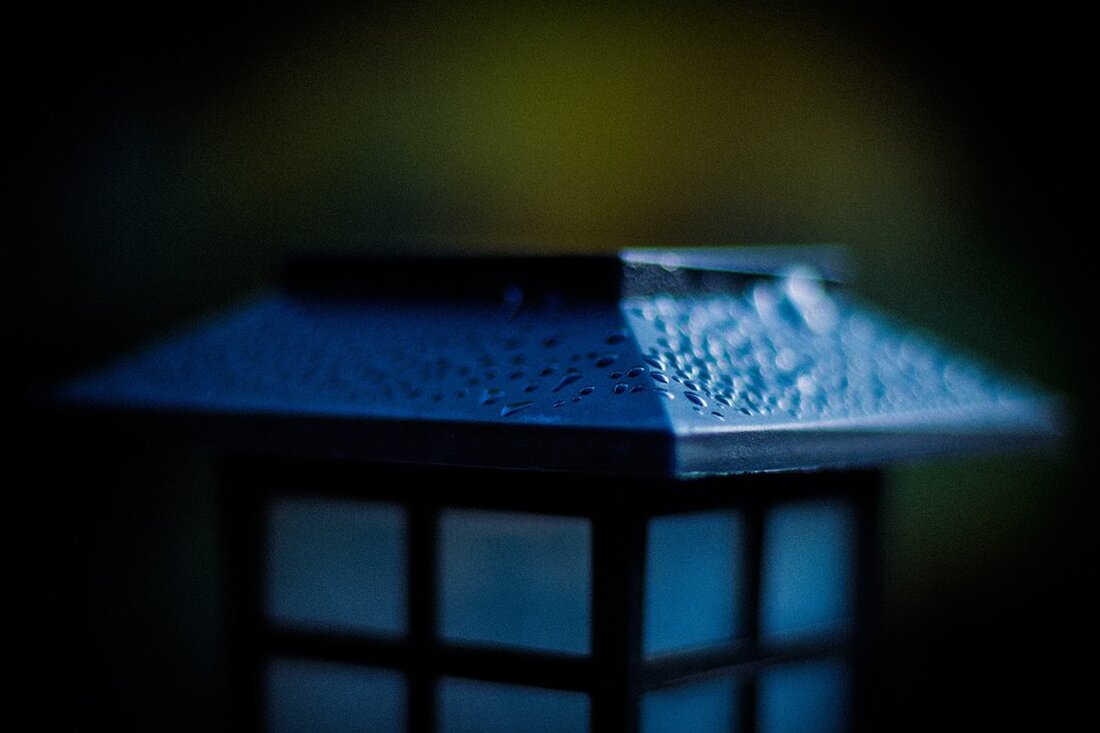 Gemäß einem Bericht von www.schwaebische.de, fehlten dem deutschen Aktienmarkt zum Start in die neue Woche positive Impulse. Der Dax gab um 0,49 Prozent nach und verharrte weiterhin in seiner Handelsspanne zwischen 16.450 und 16.850 Punkten. Auch der MDax verlor in dem insgesamt trüben Umfeld 1,18 Prozent. Die Wall Street blieb aufgrund des Feiertages Martin Luther King Day geschlossen, was zu fehlenden Impulsen aus den USA führte. In Bezug auf mögliche Übernahmen in der Bankenbranche stiegen die Aktien der Commerzbank leicht an, während die Aktien der Deutschen Bank und von ABN Amro geringe Verluste bzw. Zugewinne verzeichneten. Da die US-Märkte keine …