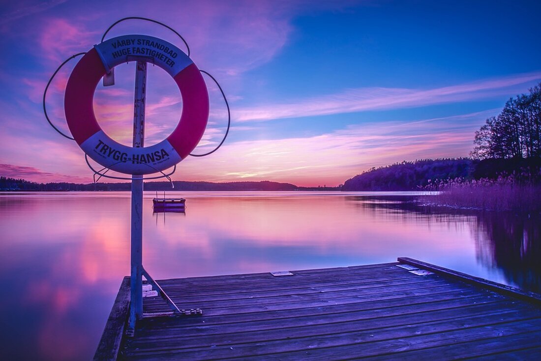 Nach dem überraschenden Stopp von KfW-Förderkrediten für klimaneutrale Immobilie fehlen Bauwilligen wichtige Fördermöglichkeiten, um ihre Bauprojekte zu finanzieren. Neben dem Bund bieten auch Land und Kommune Fördermittel an, die allerdings sehr heterogen und unübersichtlich sind. Vor allem junge Familien und Geringverdiener profitieren von den verfügbaren Förderprogrammen. Allerdings sind die Töpfe gedeckelt und fallen weniger üppig aus als das eingestellte Programm 297. Auflagen, wie Einkommensgrenzen und der Energieeffizienz-Standard 40, müssen erfüllt werden, um in den Genuss der Fördermittel zu kommen. Experten warnen vor steigenden Mieten und finanziellen Problemen, falls die KfW-Programme 297 und 298 nicht wieder eingeführt werden. Die Auswirkungen des …