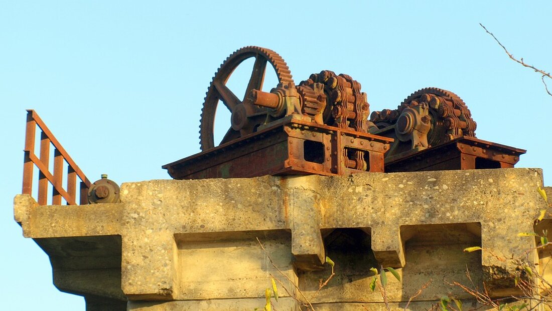 Gemäß einem Bericht von www.faz.net, bleibt Deutschland das Wachstumsschlusslicht unter den großen Volkswirtschaften. Die Industriestaatenorganisation OECD hat ihre Prognose für das Wirtschaftswachstum Deutschlands nach unten revidiert. Die deutsche Wirtschaft wird voraussichtlich in diesem Jahr um 0,3 Prozent wachsen, im Vergleich zu der vorherigen Prognose von 0,6 Prozent. Die restriktiven Finanzierungsbedingungen hinterlassen weiterhin Spuren auf den Kredit- und Immobilienmärkten und die Welthandelsdämpfung macht sich negativ bemerkbar. Die Auswirkungen dieser negativen Prognose auf den Markt und die Finanzbranche können erheblich sein. Ein niedrigeres Wirtschaftswachstum könnte zu einer geringeren Investitionsbereitschaft bei Unternehmen und einer höheren Arbeitslosenquote führen. Dies wiederum könnte zu einem Rückgang …