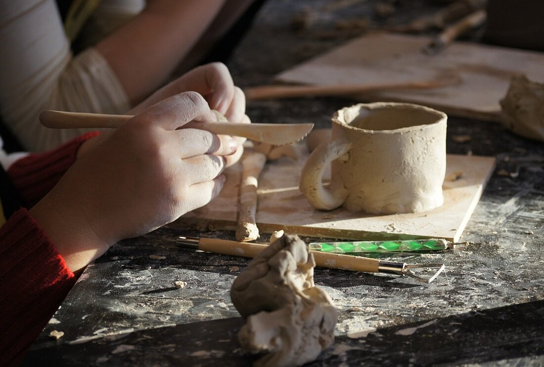 Gemäß einem Bericht von www.welt.de, ist die Wahl zwischen aktivem und passivem Fonds oder ETFs eine wichtige Entscheidung für Anleger. Aktive Fondsmanager versuchen, den Markt zu schlagen, während passive Fonds einfach einen Index abbilden. Die Diskussion darüber, welche Art von Investment besser ist, dauert schon seit längerem an. Die Wahl zwischen aktiven und passiven Fonds oder ETFs kann erhebliche Auswirkungen auf das Anlageergebnis haben. Aktive Fondsmanager versuchen, durch gezielte Auswahl von Unternehmen und Marktzeitpunkten eine Überrendite zu erzielen. Diese Strategie birgt jedoch auch das Risiko, dass der Fondsmanager dem Markt hinterherhinkt und zusätzlich hohe Gebühren anfallen. Passiv verwaltete Fonds oder &hellip;