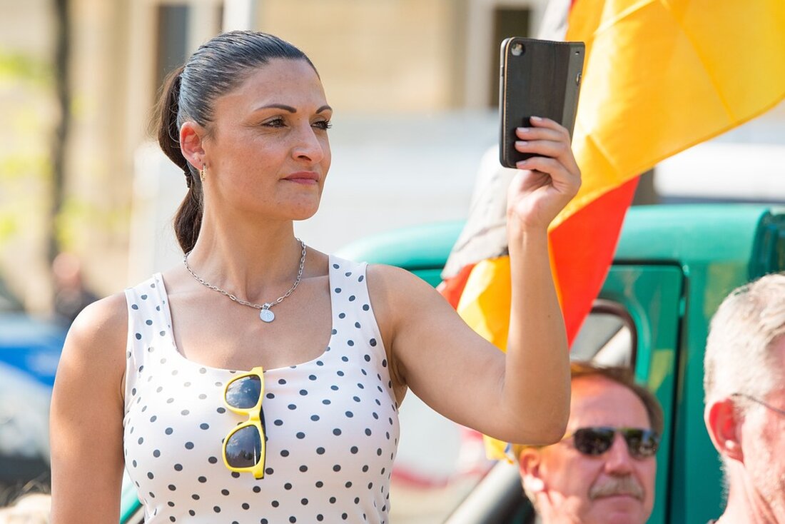 Gemäß einem Bericht von www.welt.de, zeigt eine aktuelle Forsa-Umfrage, dass die AfD in Thüringen, Sachsen und Brandenburg in Führung liegt, wenn Landtagswahlen stattfinden würden. In Thüringen könnte die AfD mit 36 Prozent, in Sachsen mit 34 Prozent und in Brandenburg mit 32 Prozent der Stimmen rechnen. Dies hat weitreichende Auswirkungen auf die politische Landschaft und die bestehenden Koalitionen in diesen Bundesländern. Sollte die AfD tatsächlich stärkste Partei werden, könnte dies zu erheblichen Veränderungen in den Regierungsstrukturen führen und die politische Dynamik in Deutschland insgesamt beeinflussen. Die aktuelle politische Stimmung spiegelt sich auch in anderen Umfragen wider. Laut einer Befragung des …